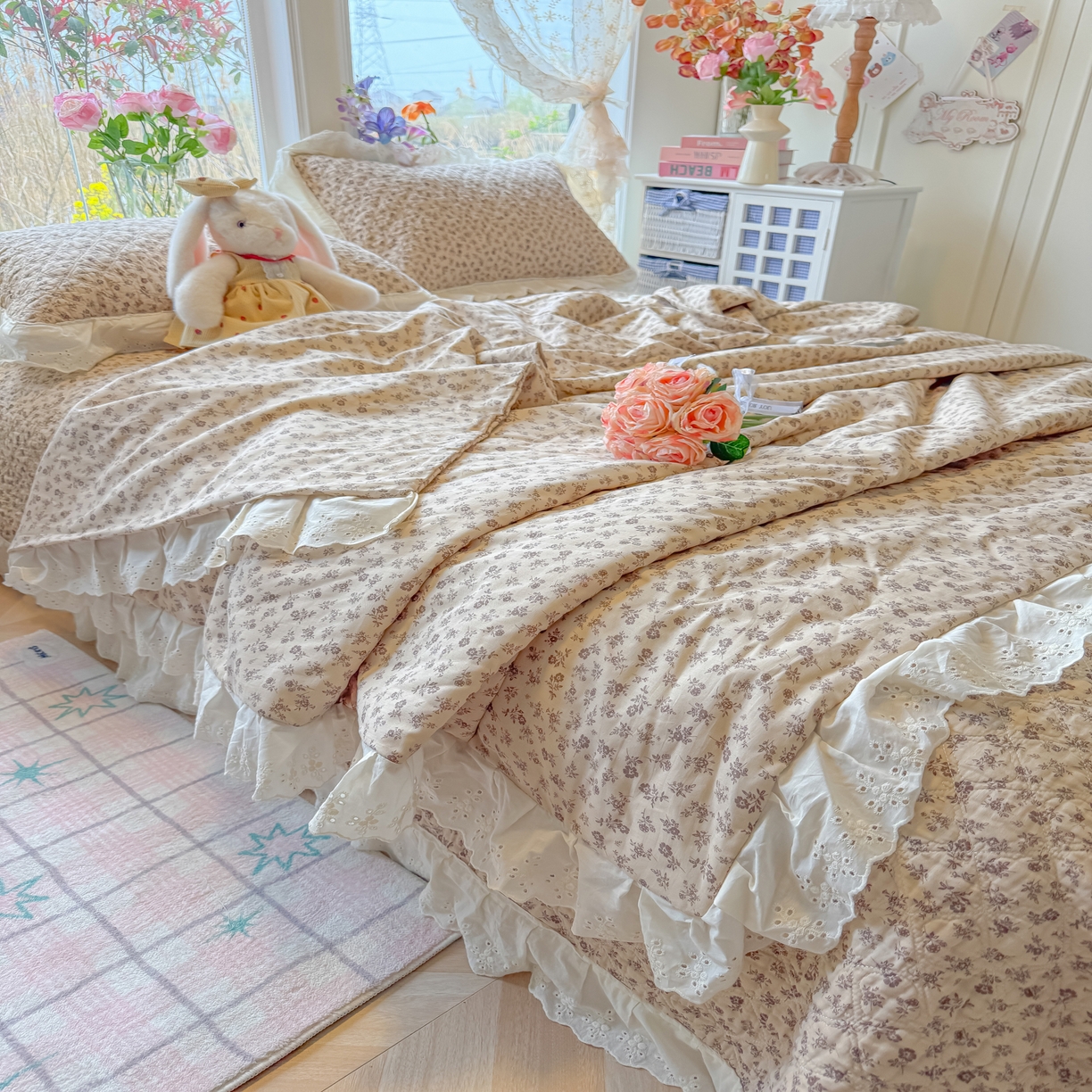 91家纺网 家纺一手货源 找家纺 慕晨 2026新款大花边全棉双层纱多功能夏凉被床盖四件套高温水洗床盖夹棉三件套 栗色蔷薇