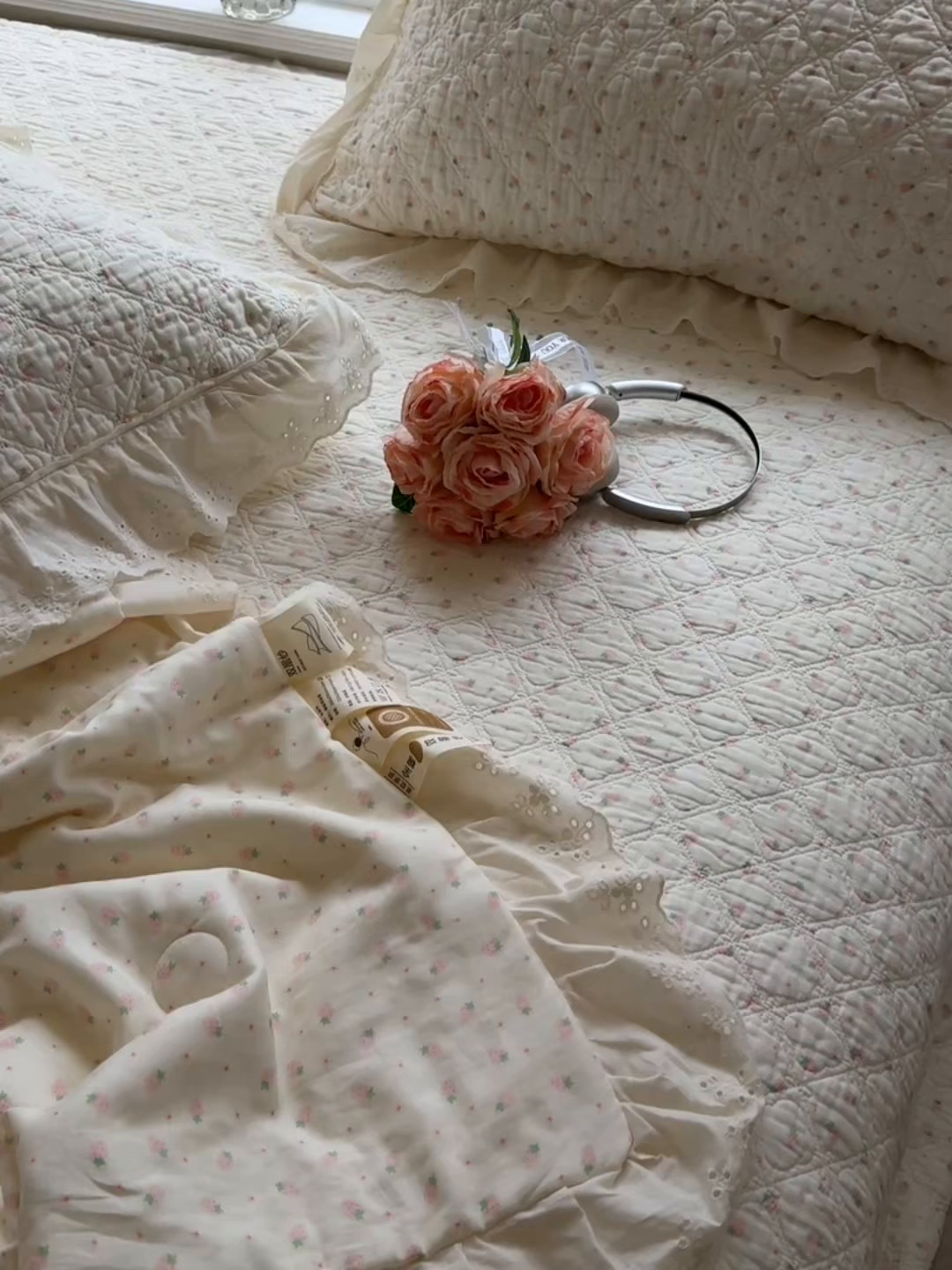 91家纺网 家纺一手货源 找家纺 慕晨 2026新款大花边全棉双层纱多功能夏凉被床盖四件套高温水洗床盖夹棉三件套 草莓奶昔