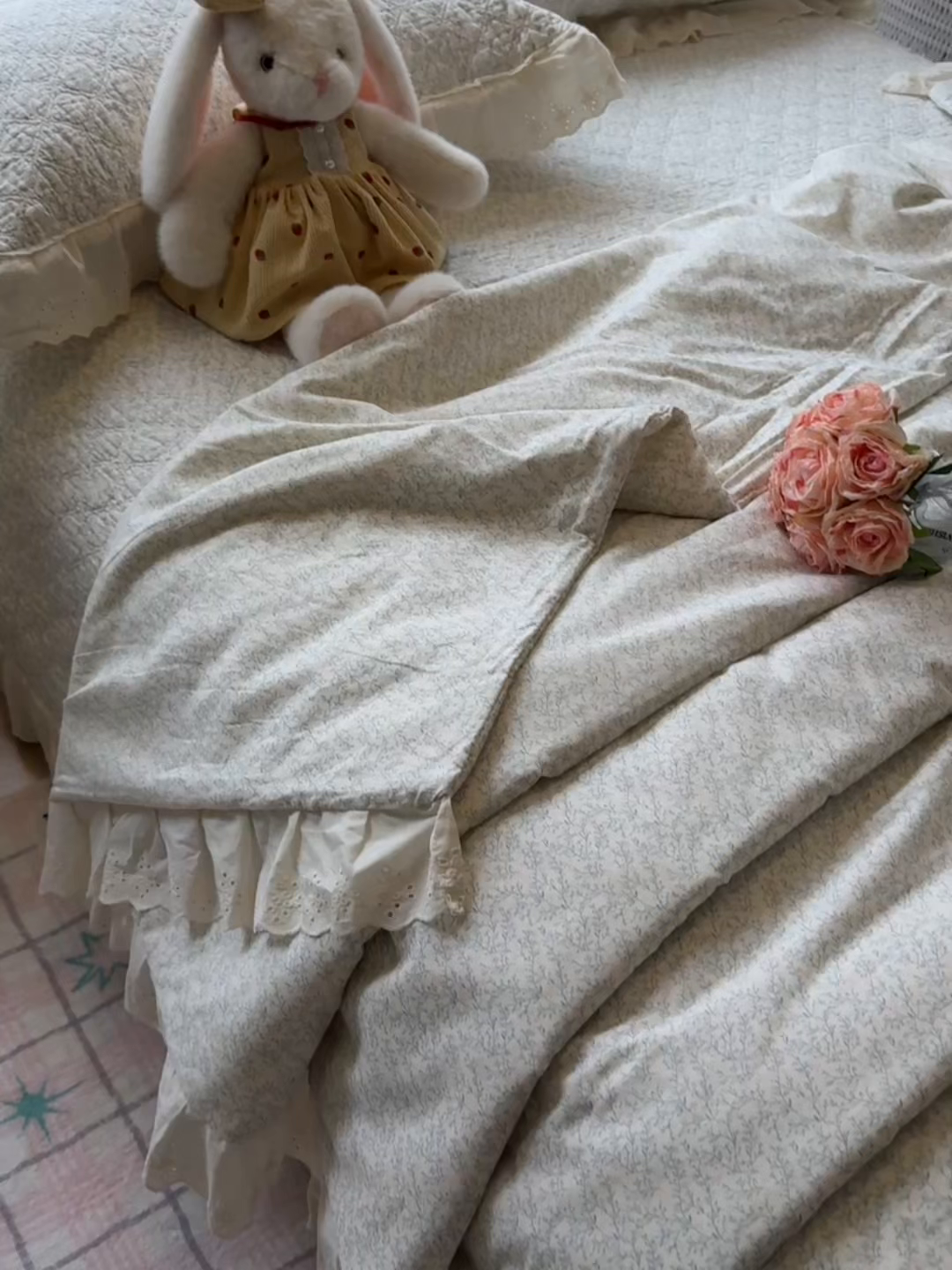 91家纺网 家纺一手货源 找家纺 慕晨 2026新款大花边全棉双层纱多功能夏凉被床盖四件套高温水洗床盖夹棉三件套 浅灰枝语