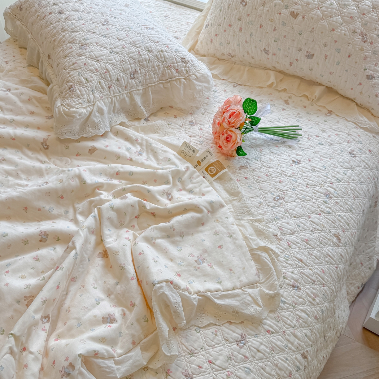 91家纺网 家纺一手货源 找家纺 （总）慕晨 2026新款大花边全棉双层纱多功能夏凉被床盖四件套高温水洗床盖夹棉三件套