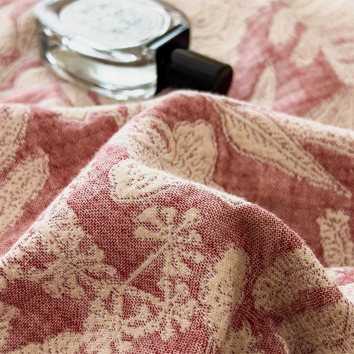 91家纺网 家纺一手货源 找家纺 （总）云恋家纺 2026新款A类全棉四层纱三角针纱布毯全棉学生午睡被薄款沙发盖毯办公室披肩毯