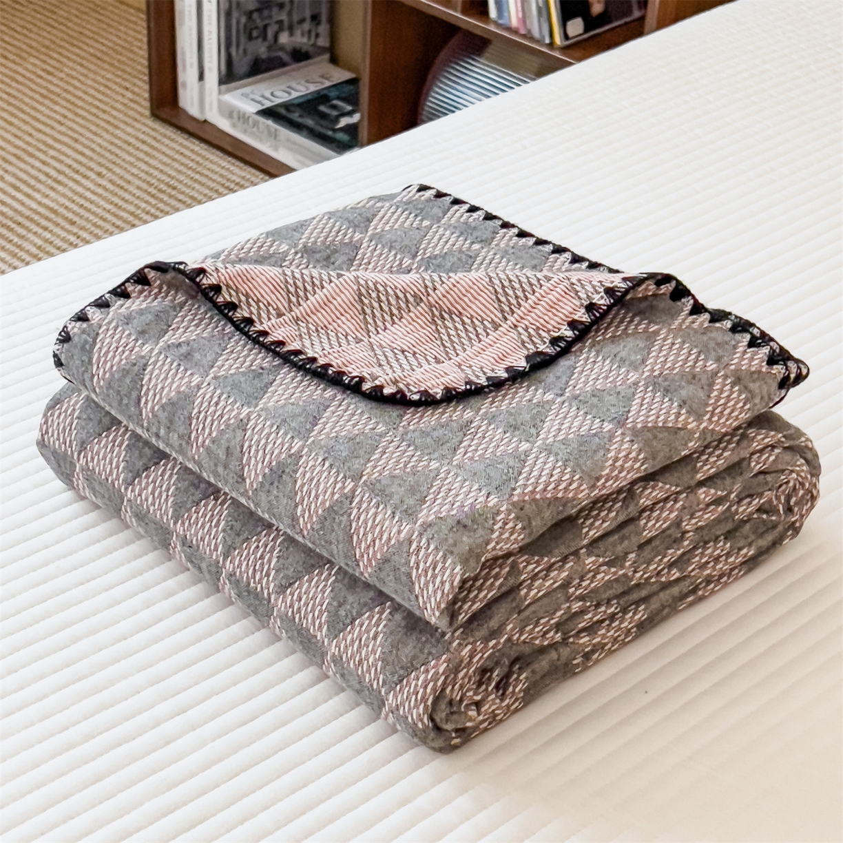 91家纺网 家纺一手货源 找家纺 云恋家纺 2026新款A类全棉四层纱三角针纱布毯全棉学生午睡被薄款床单沙发盖毯办公室披肩毯 菱格叙事