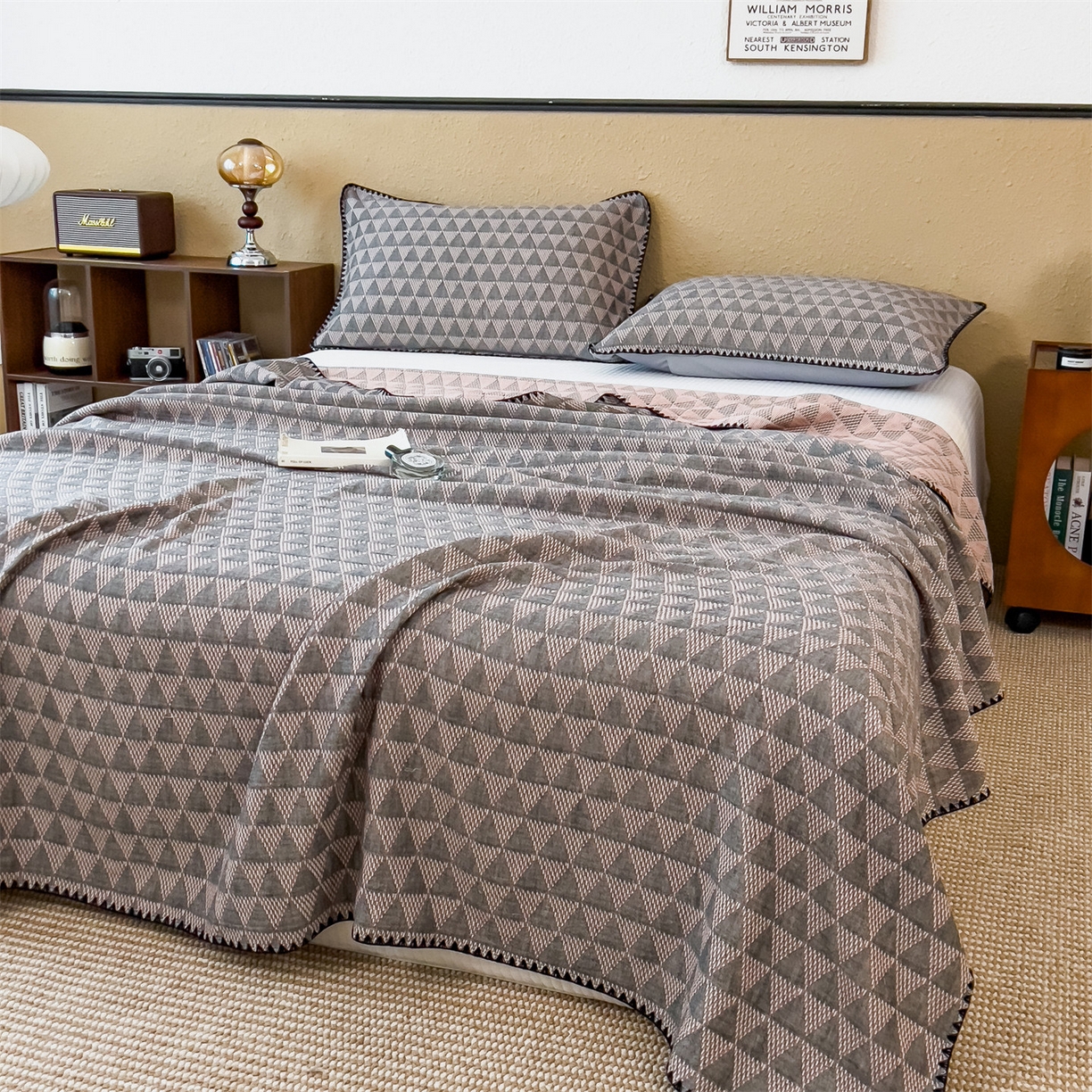 91家纺网 家纺一手货源 找家纺 云恋家纺 2026新款A类全棉四层纱三角针纱布毯全棉学生午睡被薄款床单沙发盖毯办公室披肩毯 菱格叙事