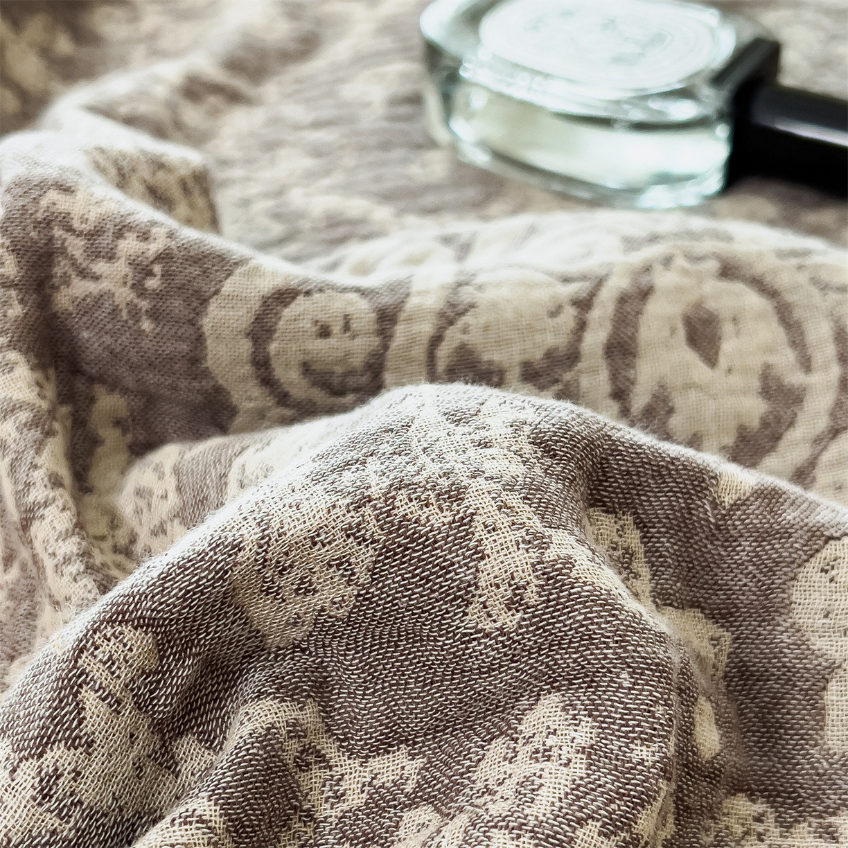 91家纺网 家纺一手货源 找家纺 云恋家纺 2026新款A类全棉四层纱三角针纱布毯全棉学生午睡被薄款床单沙发盖毯办公室披肩毯 素锦