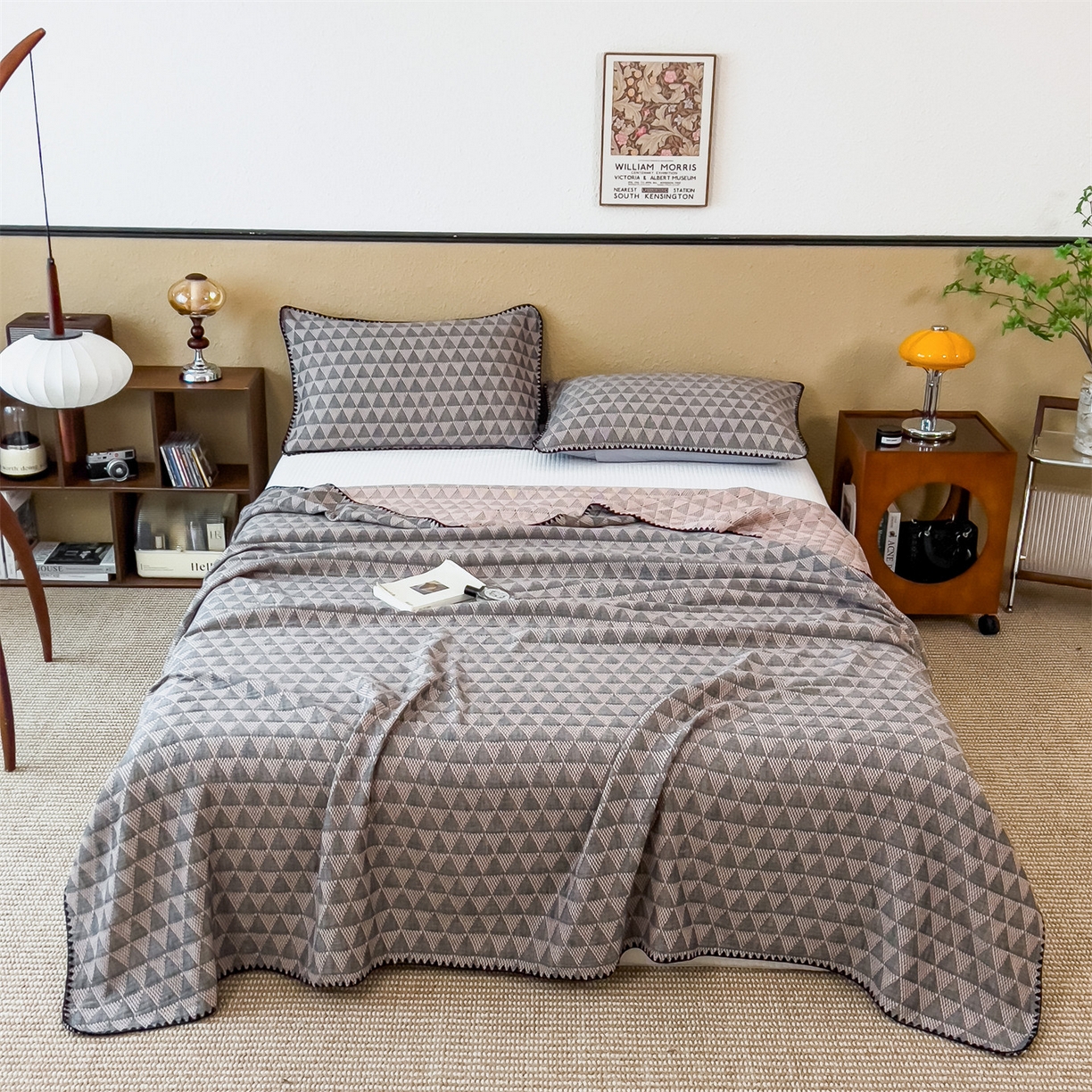 91家纺网 家纺一手货源 找家纺 云恋家纺 2026新款A类全棉四层纱三角针纱布毯全棉学生午睡被薄款床单沙发盖毯办公室披肩毯 菱格叙事