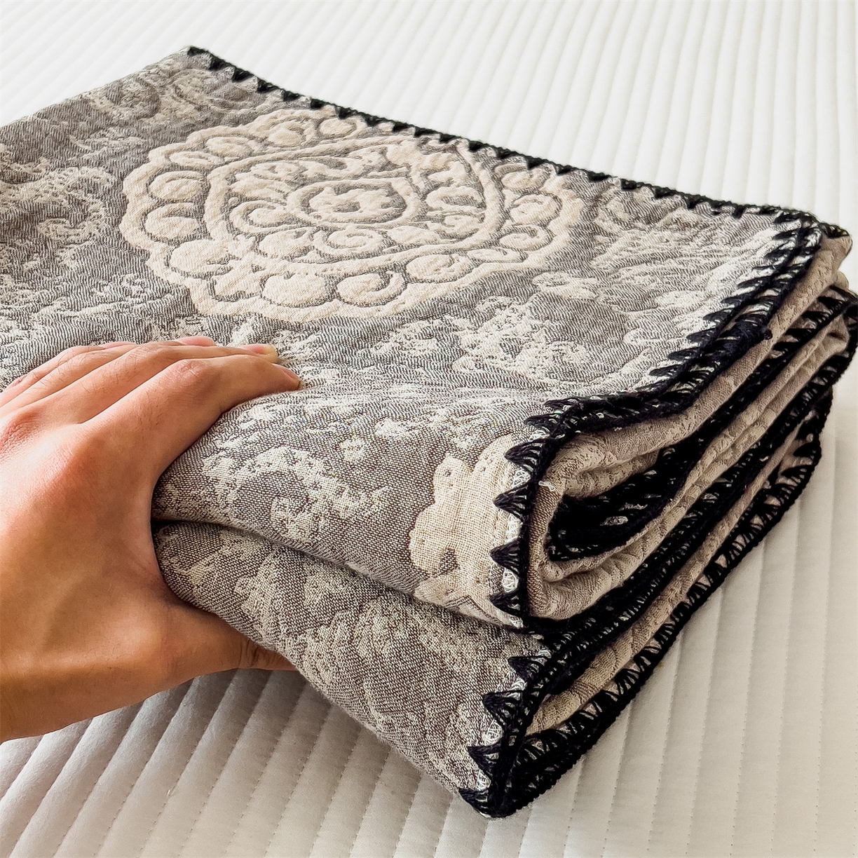 91家纺网 家纺一手货源 找家纺 云恋家纺 2026新款A类全棉四层纱三角针纱布毯全棉学生午睡被薄款床单沙发盖毯办公室披肩毯 素锦