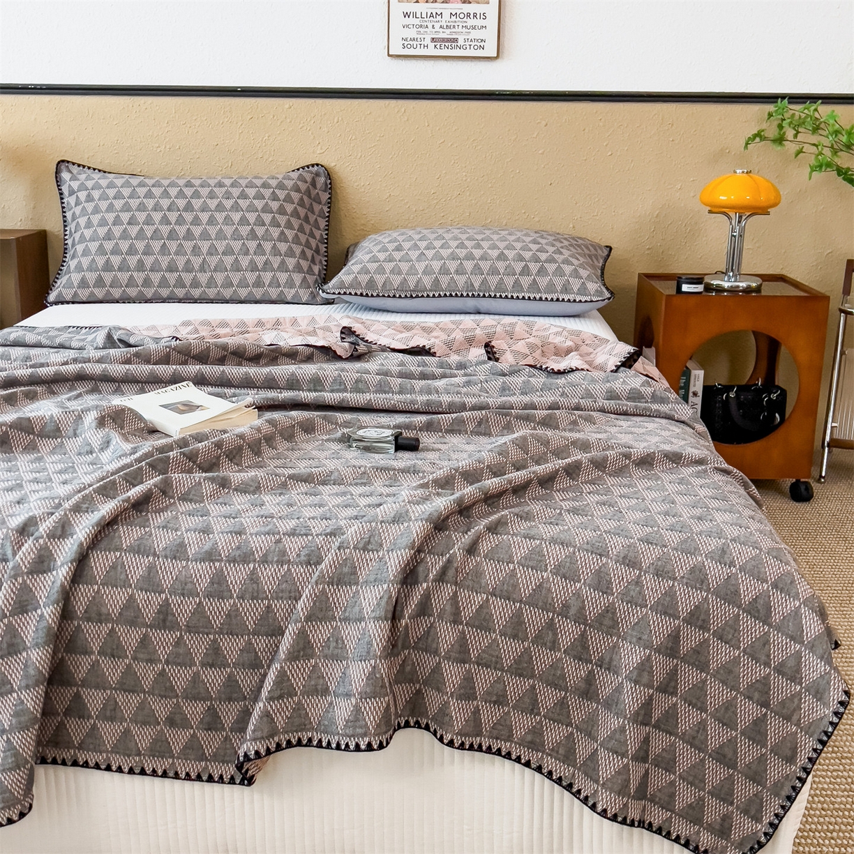 91家纺网 家纺一手货源 找家纺 云恋家纺 2026新款A类全棉四层纱三角针纱布毯全棉学生午睡被薄款床单沙发盖毯办公室披肩毯 菱格叙事