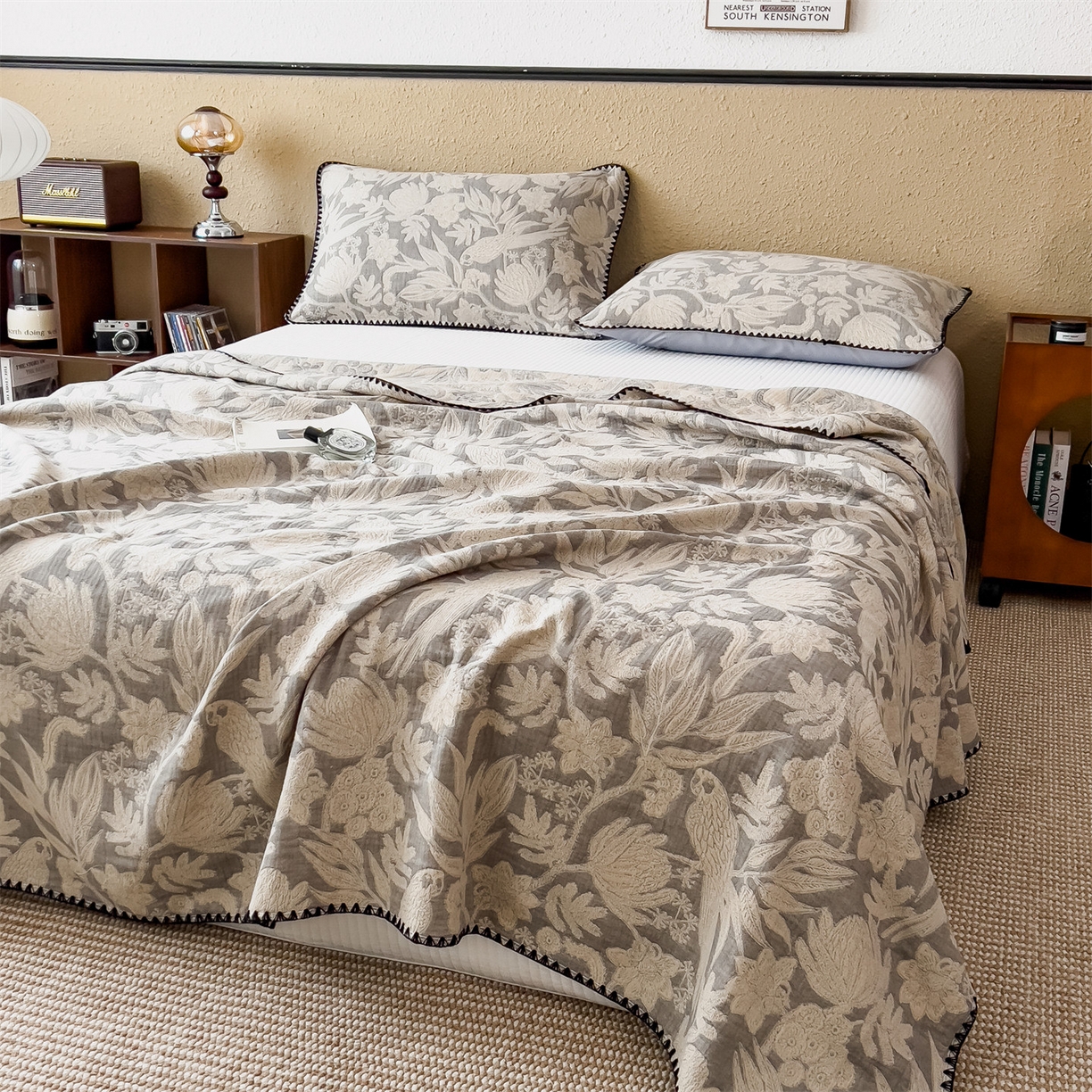 91家纺网 家纺一手货源 找家纺 云恋家纺 2026新款A类全棉四层纱三角针纱布毯全棉学生午睡被薄款床单沙发盖毯办公室披肩毯 花蔓流年-灰