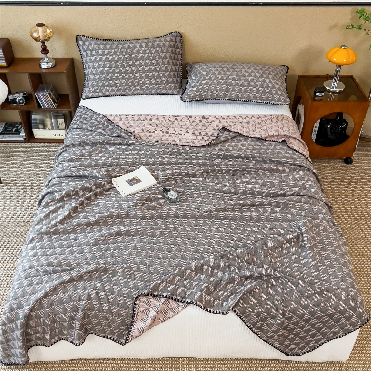 91家纺网 家纺一手货源 找家纺 云恋家纺 2026新款A类全棉四层纱三角针纱布毯全棉学生午睡被薄款床单沙发盖毯办公室披肩毯 菱格叙事