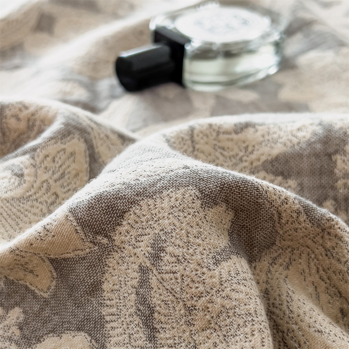 91家纺网 家纺一手货源 找家纺 云恋家纺 2026新款A类全棉四层纱三角针纱布毯全棉学生午睡被薄款床单沙发盖毯办公室披肩毯 花蔓流年-灰