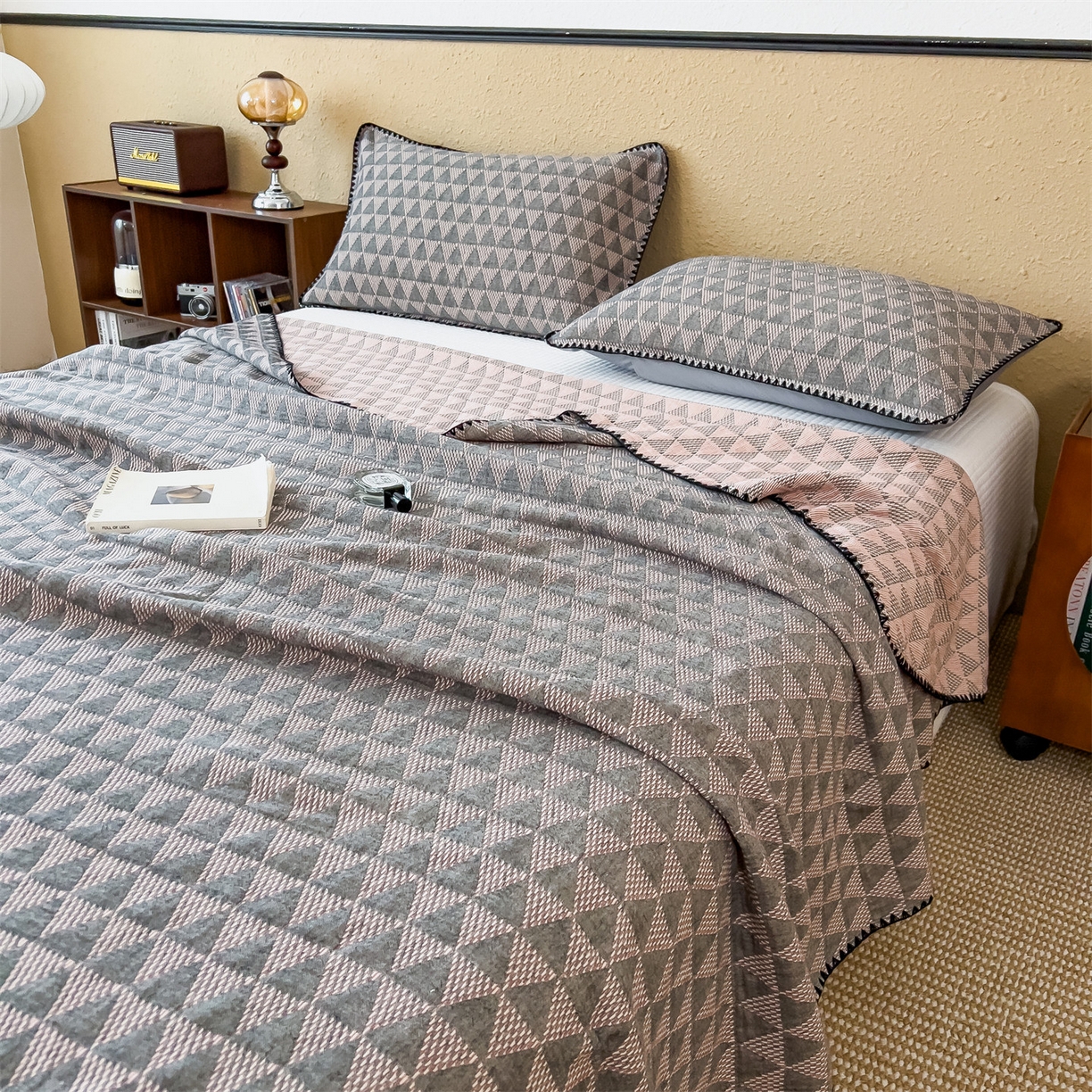 91家纺网 家纺一手货源 找家纺 云恋家纺 2026新款A类全棉四层纱三角针纱布毯全棉学生午睡被薄款床单沙发盖毯办公室披肩毯 菱格叙事