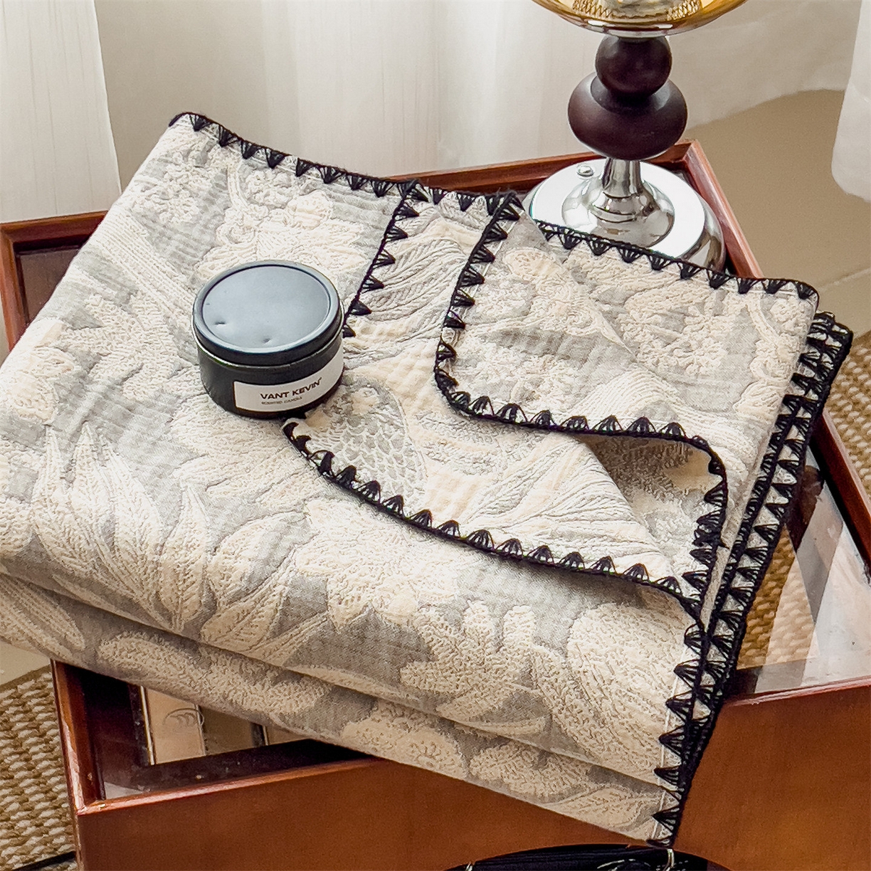 91家纺网 家纺一手货源 找家纺 云恋家纺 2026新款A类全棉四层纱三角针纱布毯全棉学生午睡被薄款床单沙发盖毯办公室披肩毯 花蔓流年-灰