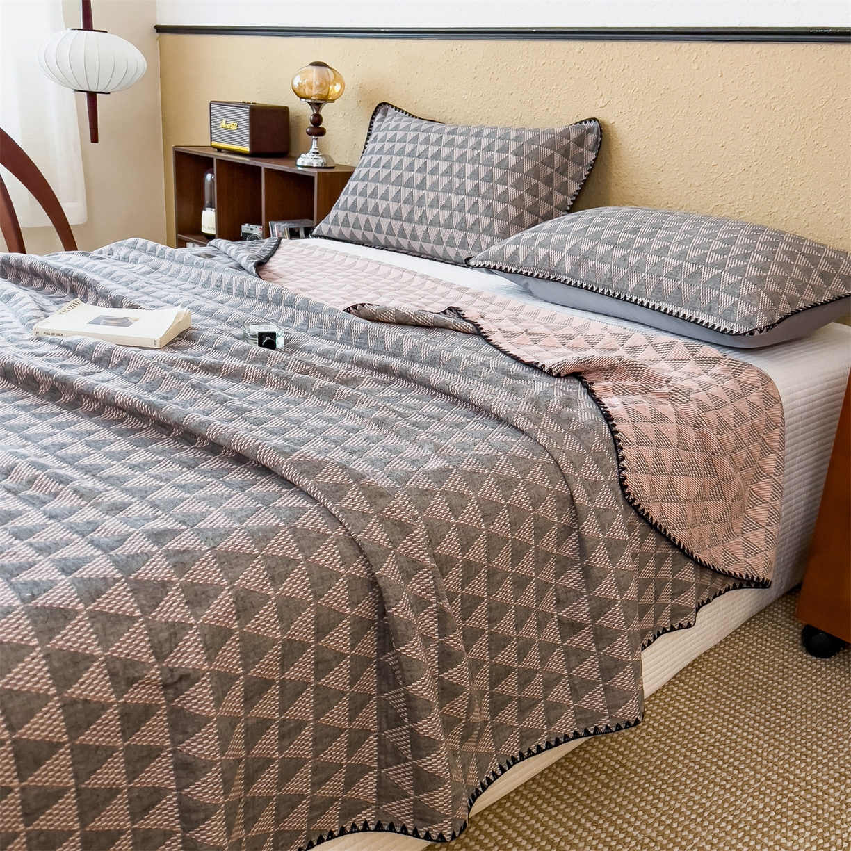 91家纺网 家纺一手货源 找家纺 云恋家纺 2026新款A类全棉四层纱三角针纱布毯全棉学生午睡被薄款床单沙发盖毯办公室披肩毯 菱格叙事