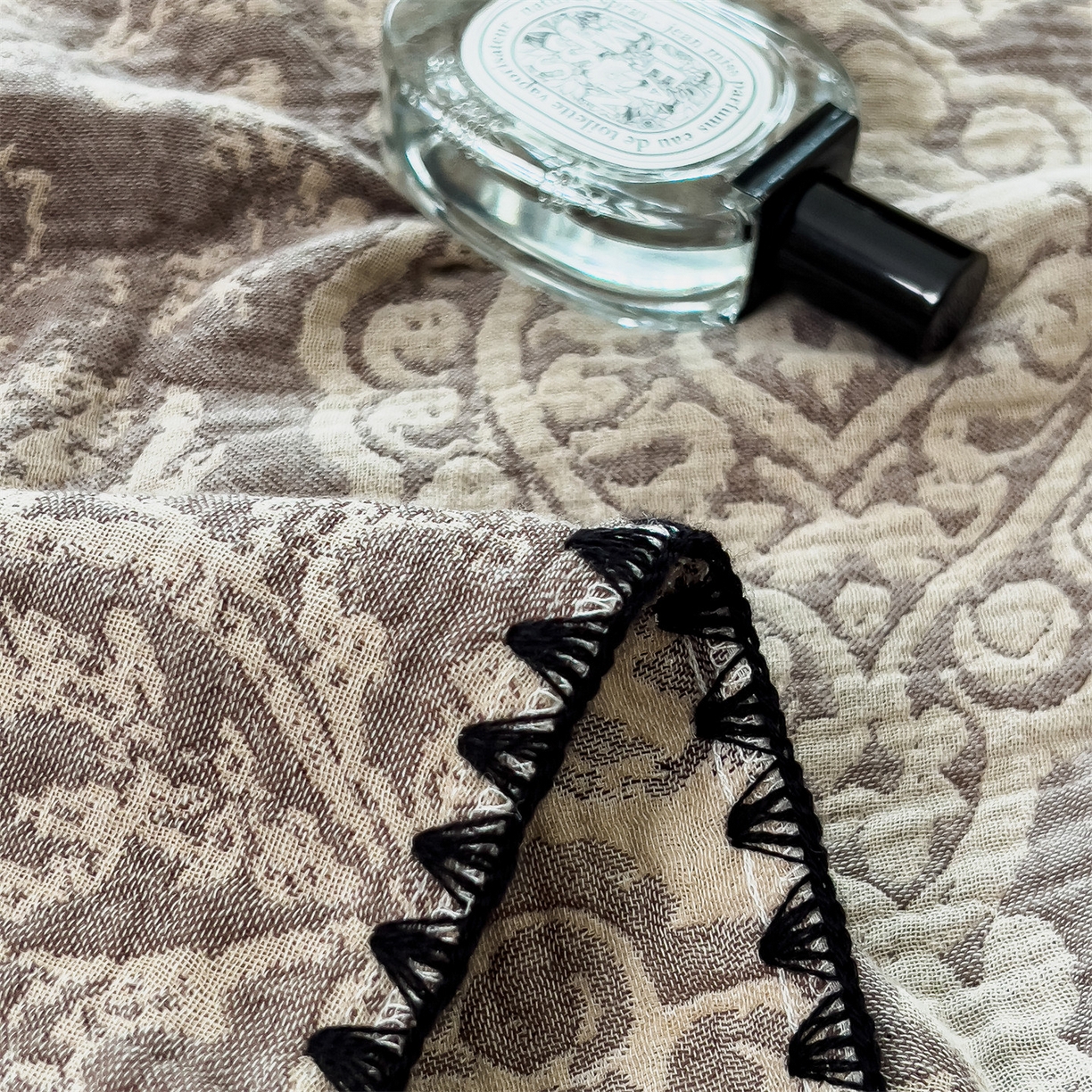 91家纺网 家纺一手货源 找家纺 云恋家纺 2026新款A类全棉四层纱三角针纱布毯全棉学生午睡被薄款床单沙发盖毯办公室披肩毯 素锦