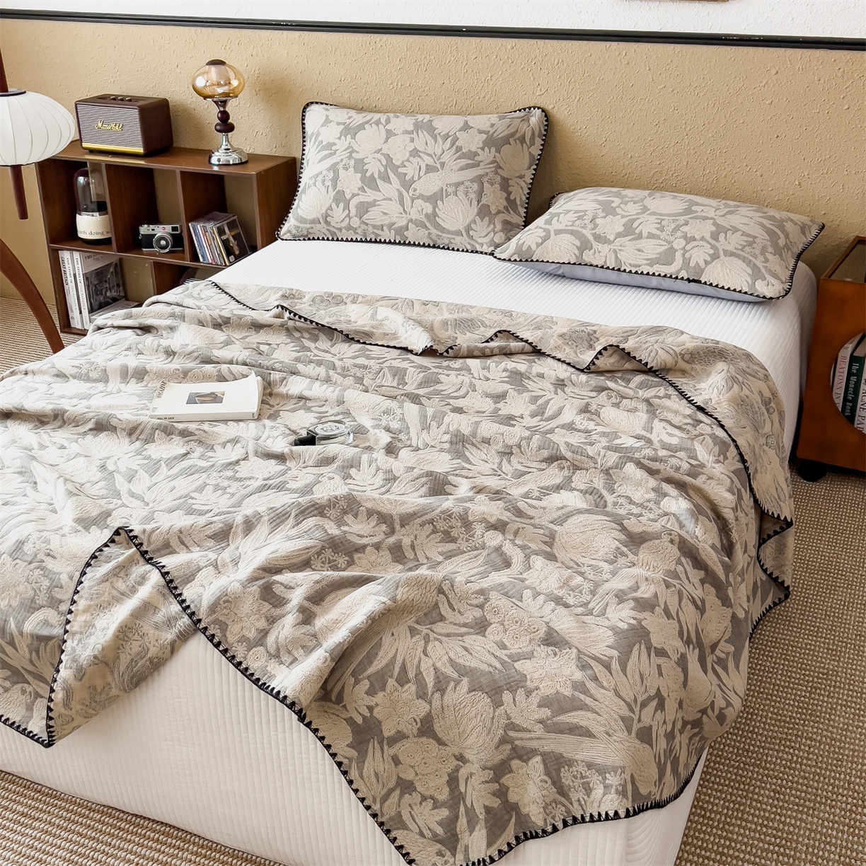 91家纺网 家纺一手货源 找家纺 云恋家纺 2026新款A类全棉四层纱三角针纱布毯全棉学生午睡被薄款床单沙发盖毯办公室披肩毯 花蔓流年-灰