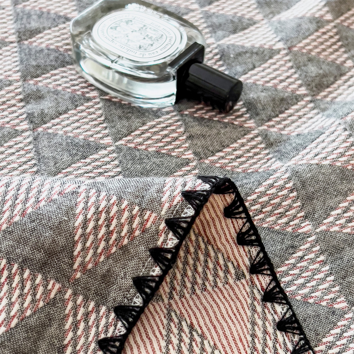 91家纺网 家纺一手货源 找家纺 云恋家纺 2026新款A类全棉四层纱三角针纱布毯全棉学生午睡被薄款床单沙发盖毯办公室披肩毯 菱格叙事