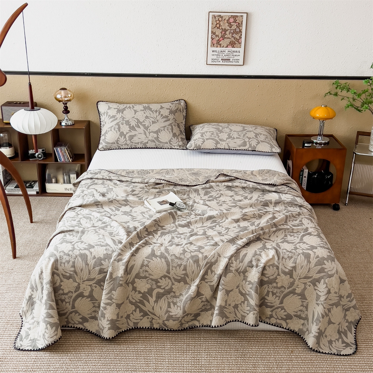 91家纺网 家纺一手货源 找家纺 云恋家纺 2026新款A类全棉四层纱三角针纱布毯全棉学生午睡被薄款床单沙发盖毯办公室披肩毯 花蔓流年-灰