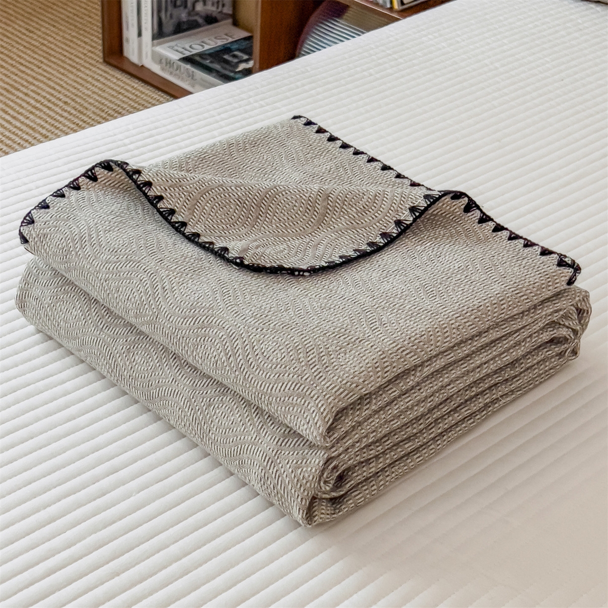 91家纺网 家纺一手货源 找家纺 云恋家纺 2026新款A类全棉四层纱三角针纱布毯全棉学生午睡被薄款床单沙发盖毯办公室披肩毯 晕染灰