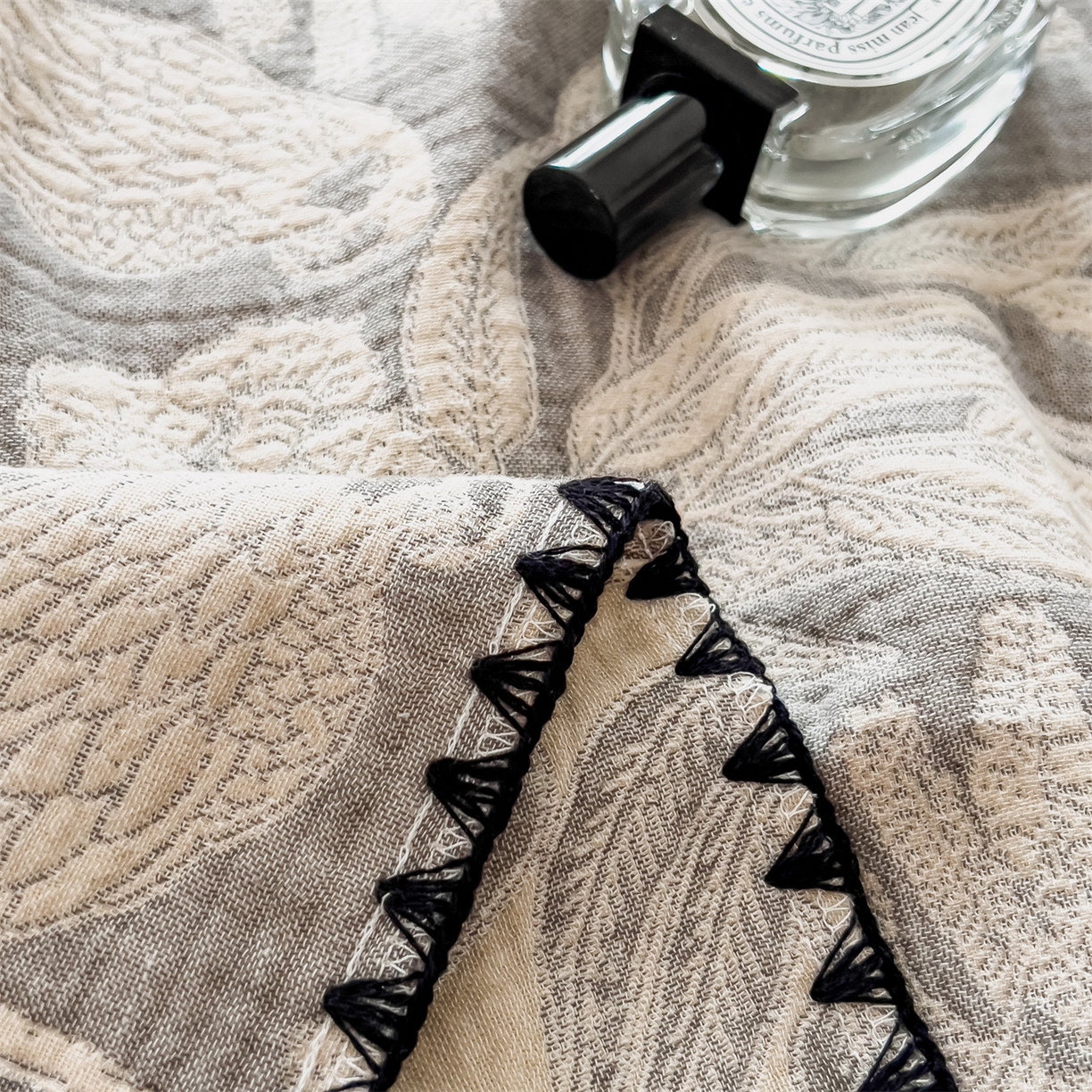 91家纺网 家纺一手货源 找家纺 云恋家纺 2026新款A类全棉四层纱三角针纱布毯全棉学生午睡被薄款床单沙发盖毯办公室披肩毯 花蔓流年-灰