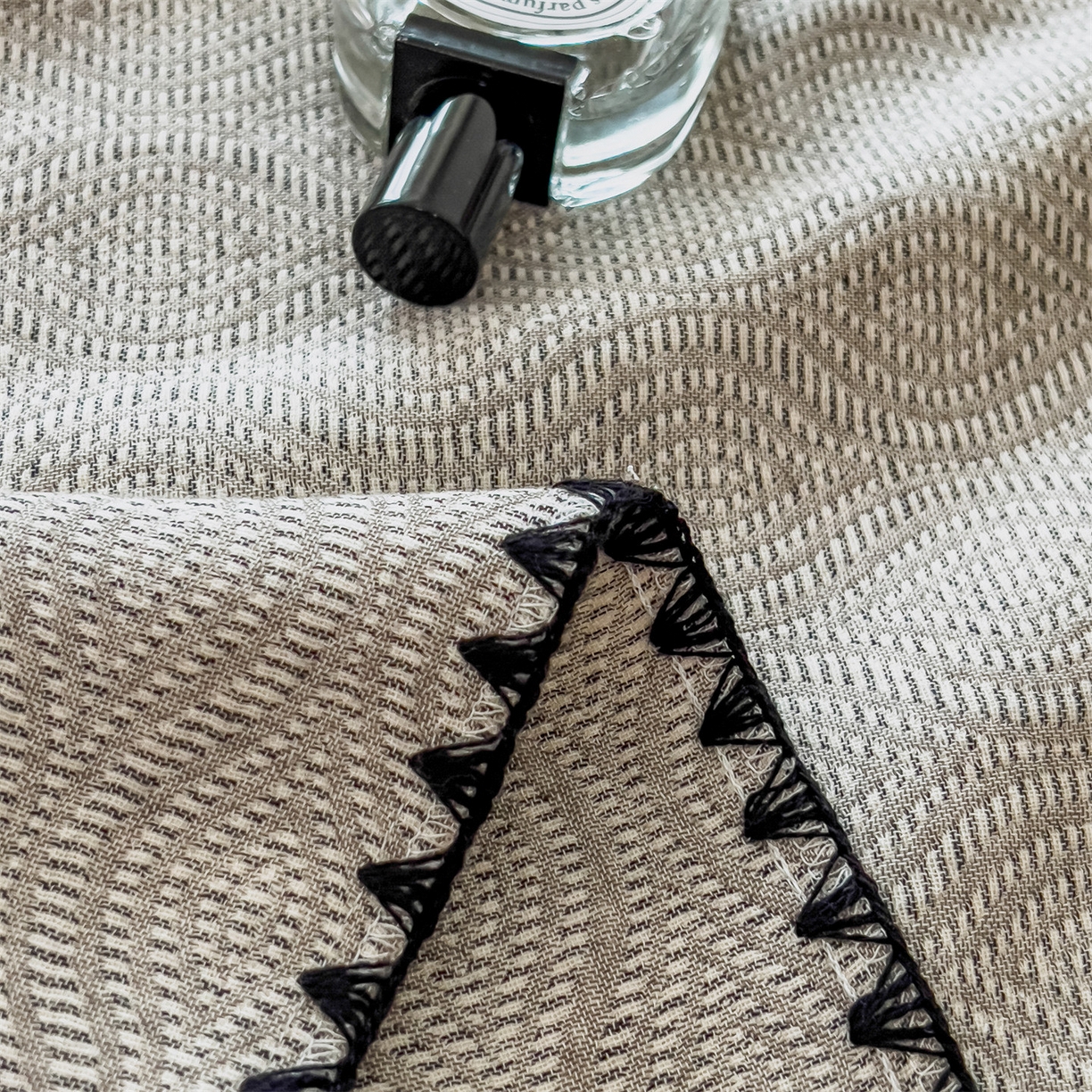 91家纺网 家纺一手货源 找家纺 云恋家纺 2026新款A类全棉四层纱三角针纱布毯全棉学生午睡被薄款床单沙发盖毯办公室披肩毯 晕染灰