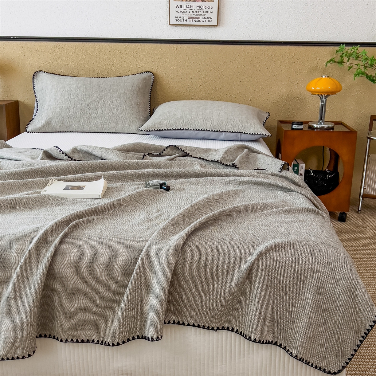 91家纺网 家纺一手货源 找家纺 云恋家纺 2026新款A类全棉四层纱三角针纱布毯全棉学生午睡被薄款床单沙发盖毯办公室披肩毯 晕染灰