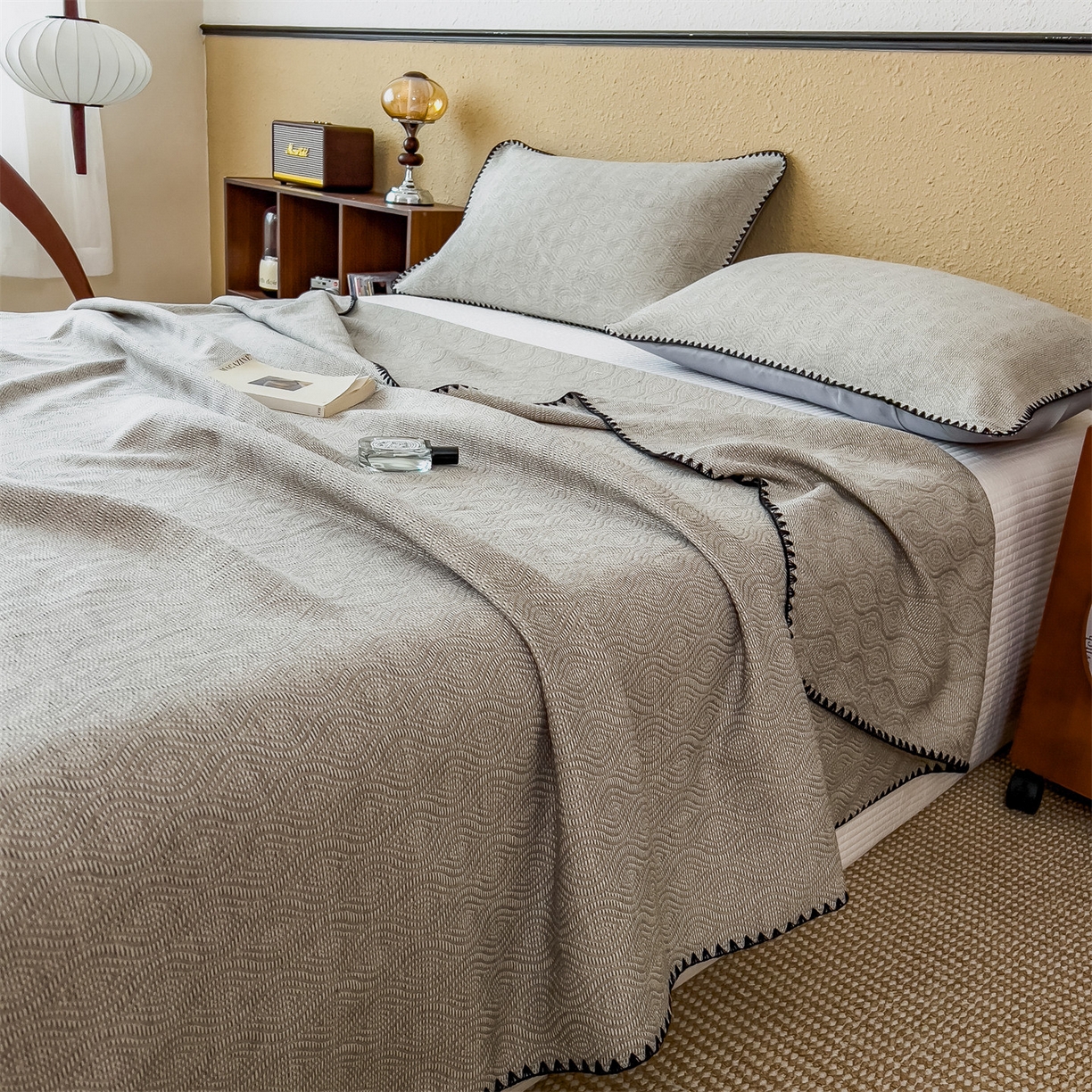 91家纺网 家纺一手货源 找家纺 云恋家纺 2026新款A类全棉四层纱三角针纱布毯全棉学生午睡被薄款床单沙发盖毯办公室披肩毯 晕染灰