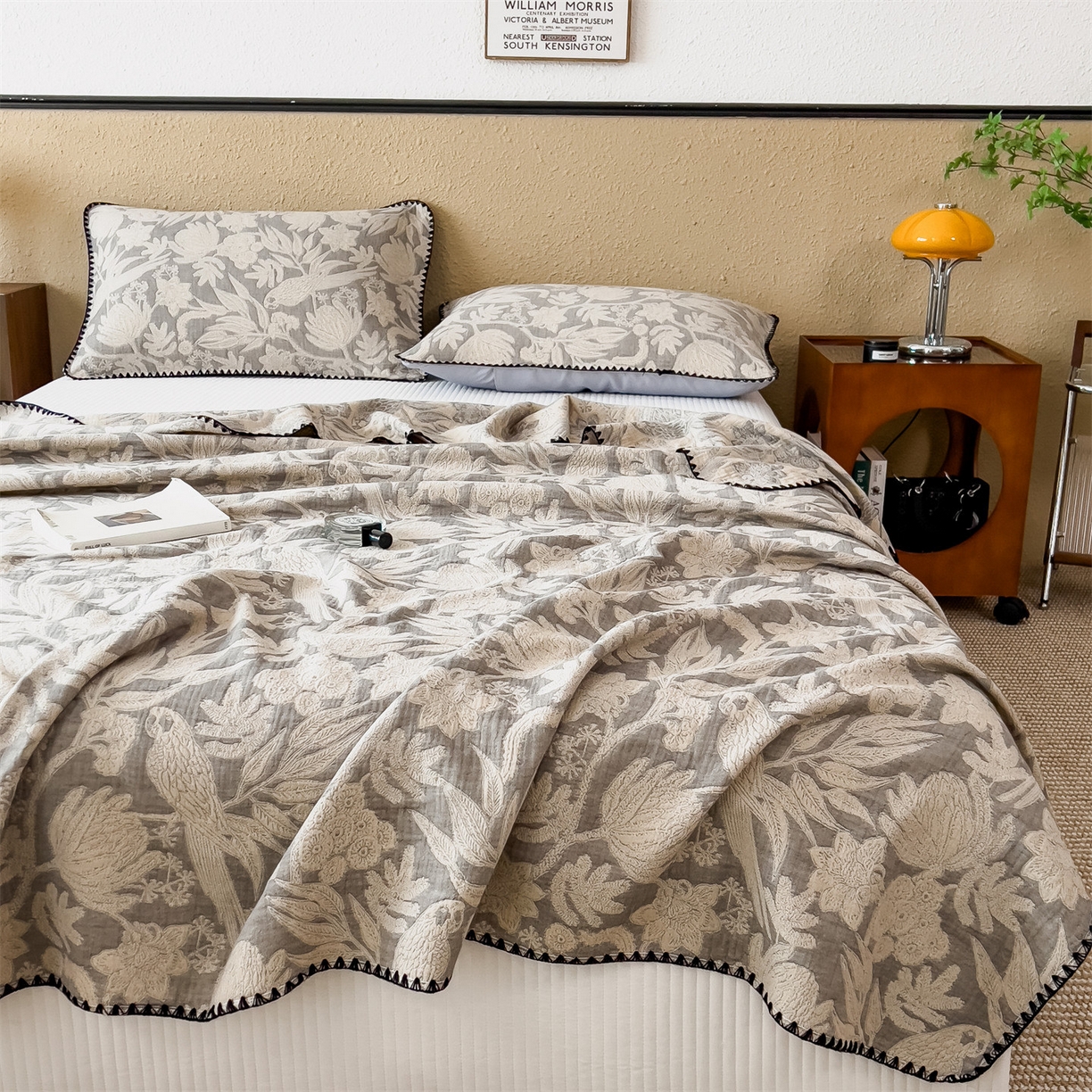 91家纺网 家纺一手货源 找家纺 云恋家纺 2026新款A类全棉四层纱三角针纱布毯全棉学生午睡被薄款床单沙发盖毯办公室披肩毯 花蔓流年-灰