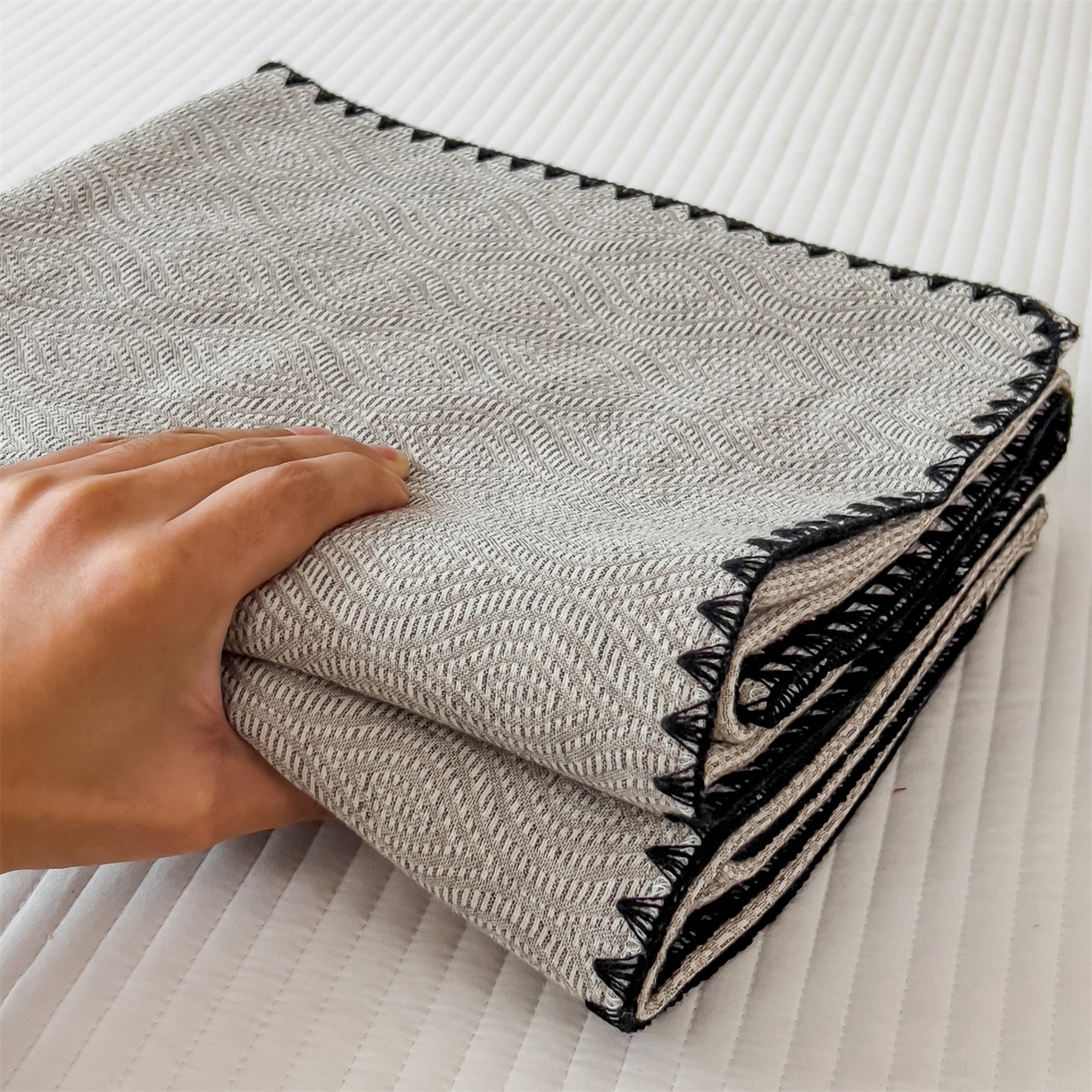 91家纺网 家纺一手货源 找家纺 云恋家纺 2026新款A类全棉四层纱三角针纱布毯全棉学生午睡被薄款床单沙发盖毯办公室披肩毯 晕染灰