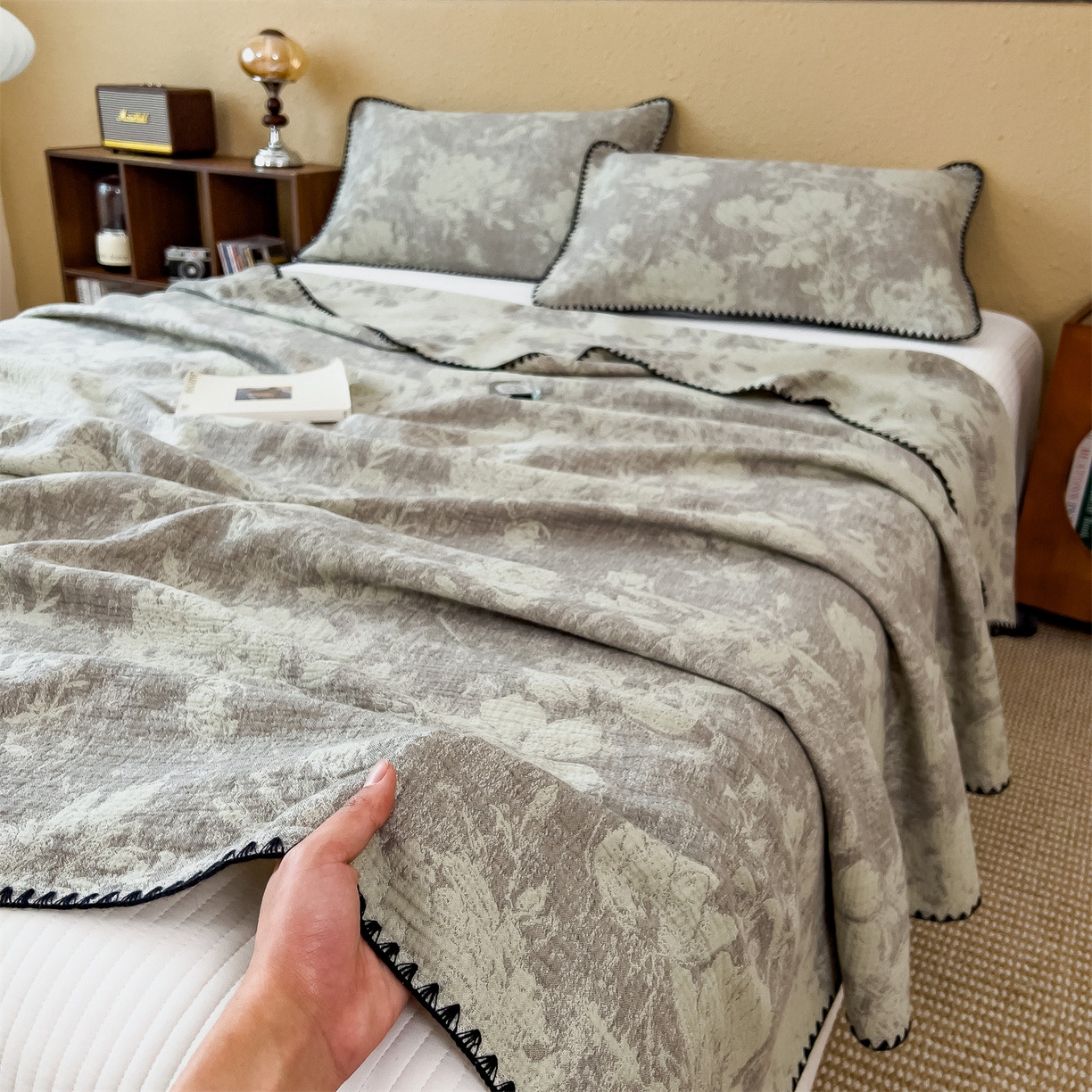 91家纺网 家纺一手货源 找家纺 云恋家纺 2026新款A类全棉四层纱三角针纱布毯全棉学生午睡被薄款床单沙发盖毯办公室披肩毯 柔花漫野