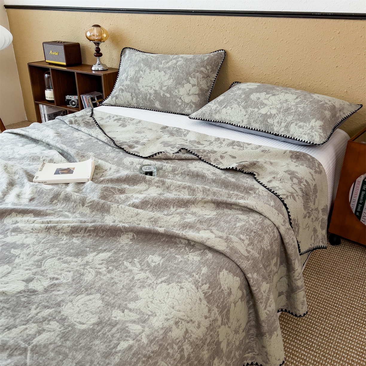 91家纺网 家纺一手货源 找家纺 云恋家纺 2026新款A类全棉四层纱三角针纱布毯全棉学生午睡被薄款床单沙发盖毯办公室披肩毯 柔花漫野