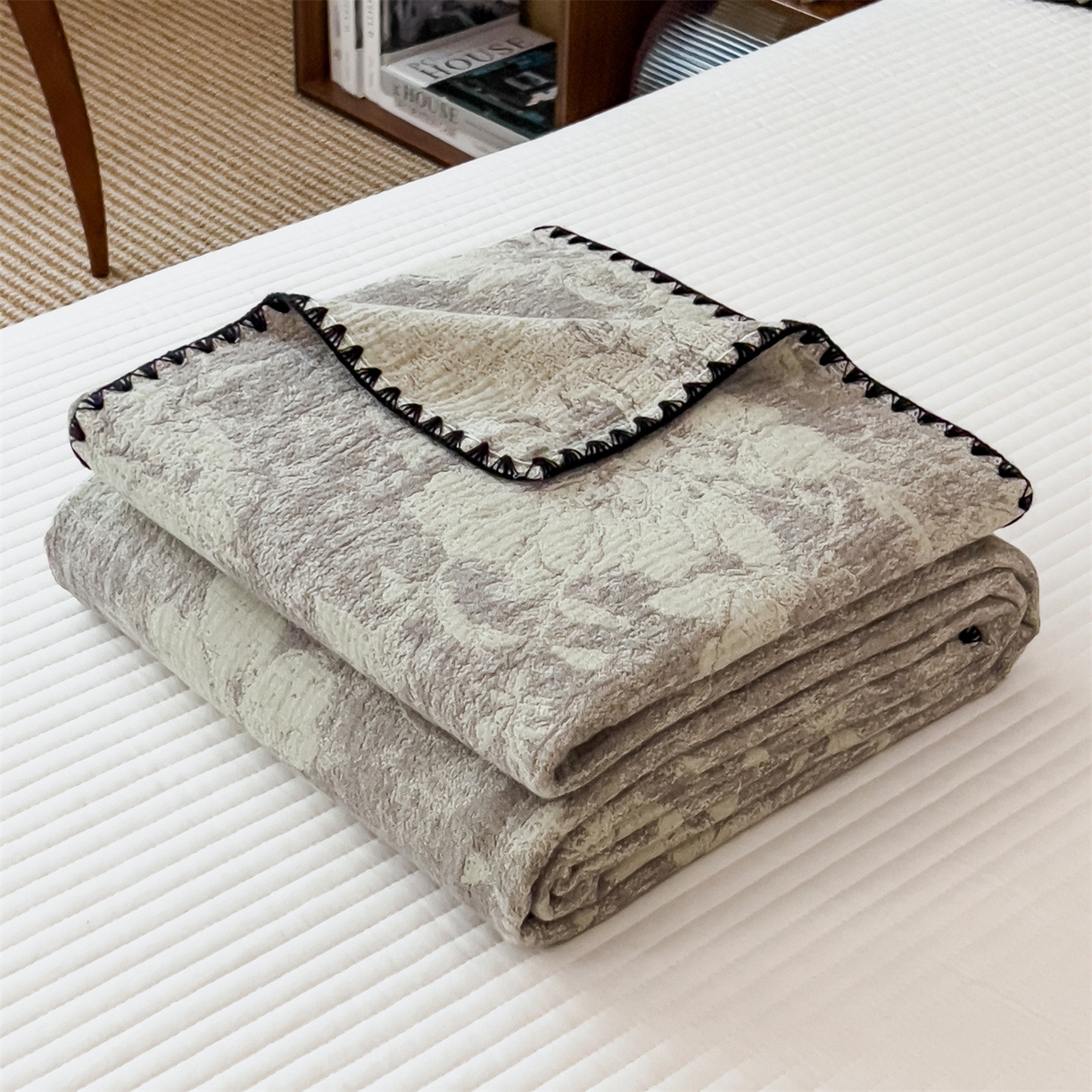 91家纺网 家纺一手货源 找家纺 云恋家纺 2026新款A类全棉四层纱三角针纱布毯全棉学生午睡被薄款床单沙发盖毯办公室披肩毯 柔花漫野