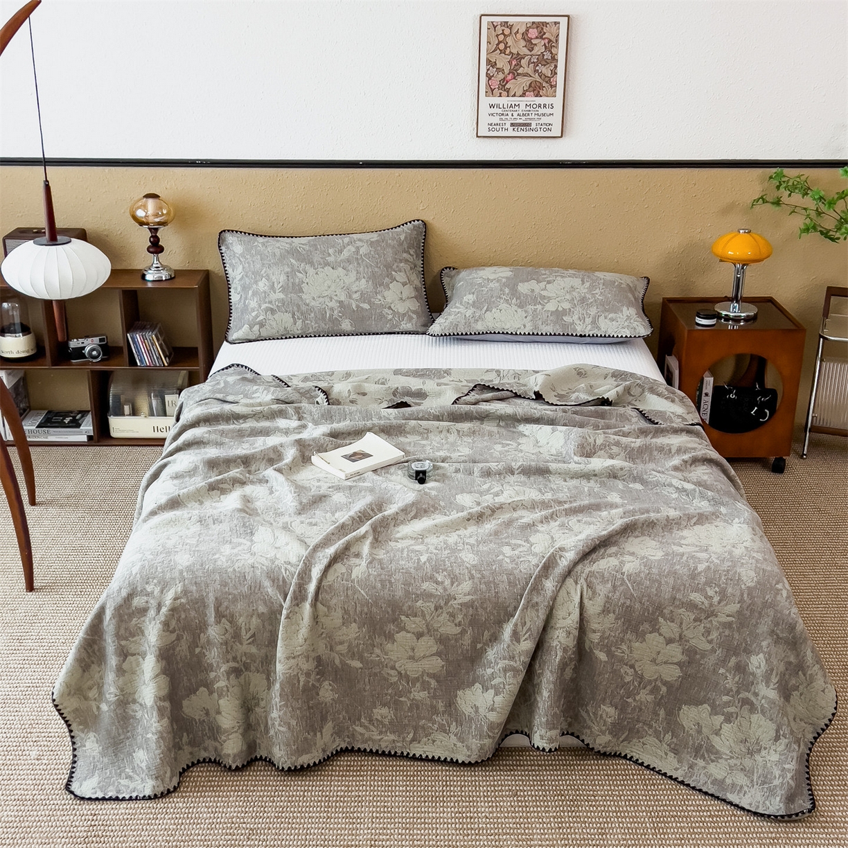 91家纺网 家纺一手货源 找家纺 云恋家纺 2026新款A类全棉四层纱三角针纱布毯全棉学生午睡被薄款床单沙发盖毯办公室披肩毯 柔花漫野