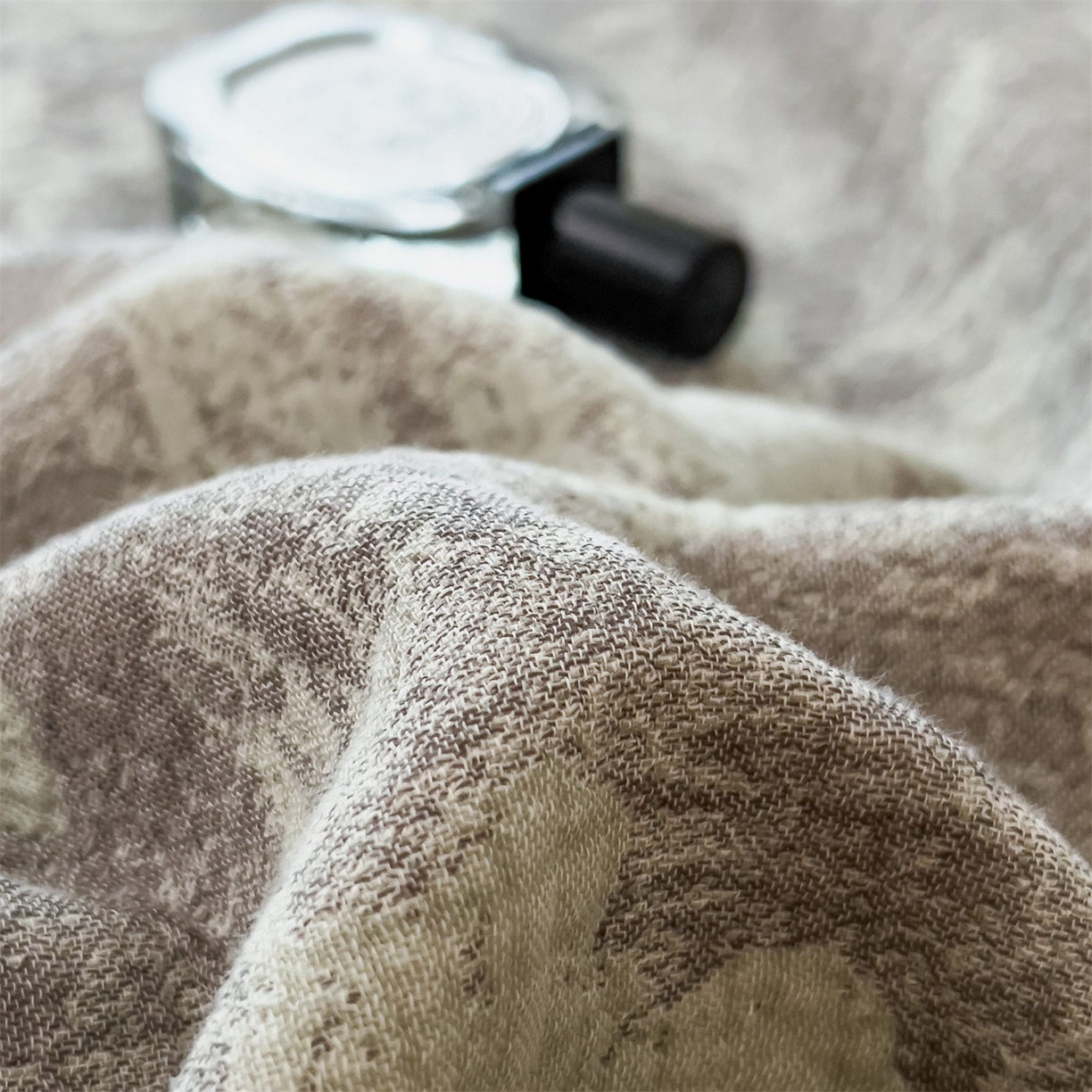 91家纺网 家纺一手货源 找家纺 云恋家纺 2026新款A类全棉四层纱三角针纱布毯全棉学生午睡被薄款床单沙发盖毯办公室披肩毯 柔花漫野