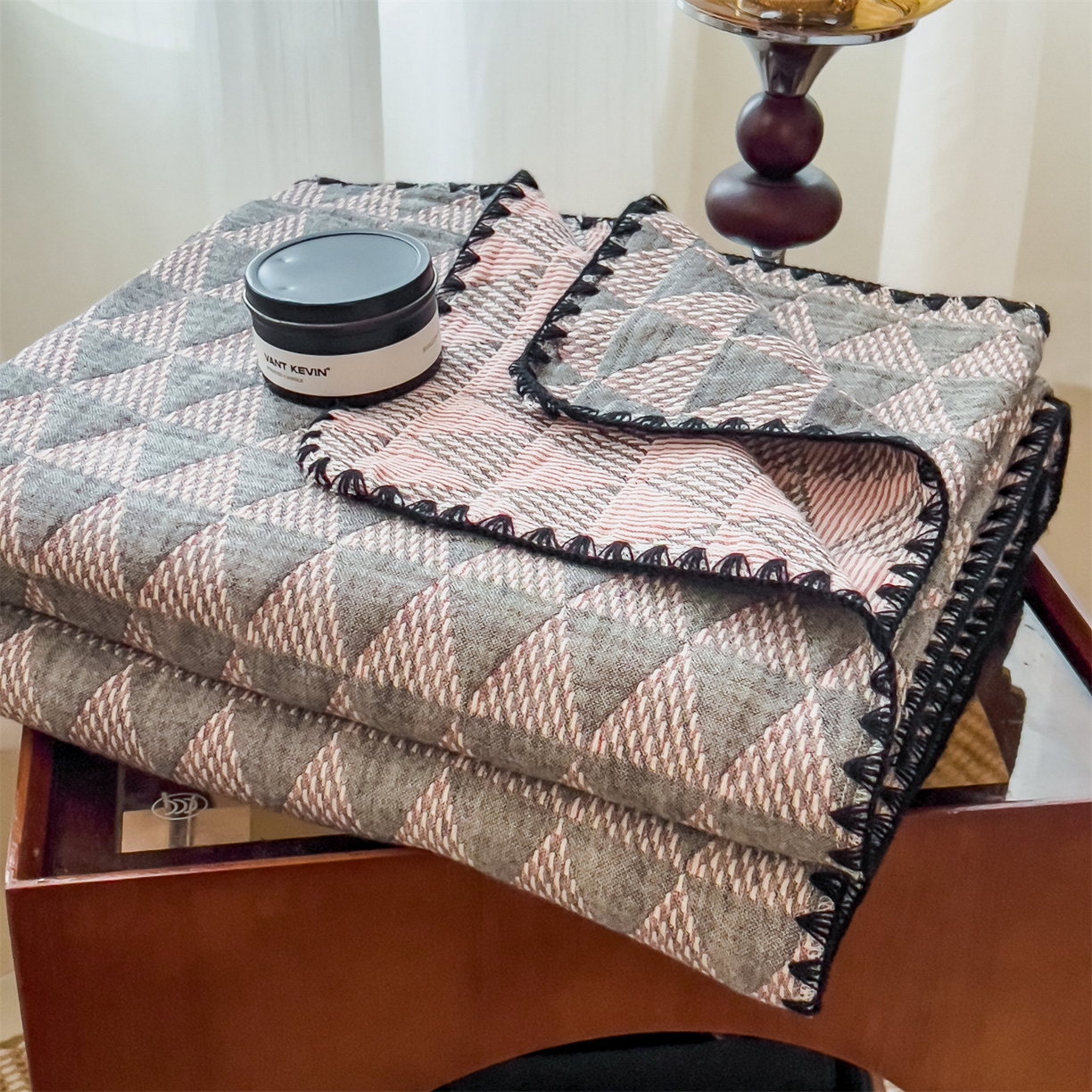 91家纺网 家纺一手货源 找家纺 云恋家纺 2026新款A类全棉四层纱三角针纱布毯全棉学生午睡被薄款床单沙发盖毯办公室披肩毯 菱格叙事