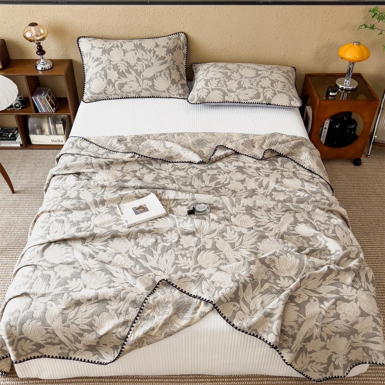 91家纺网 家纺一手货源 找家纺 云恋家纺 2026新款A类全棉四层纱三角针纱布毯全棉学生午睡被薄款床单沙发盖毯办公室披肩毯 花蔓流年-灰