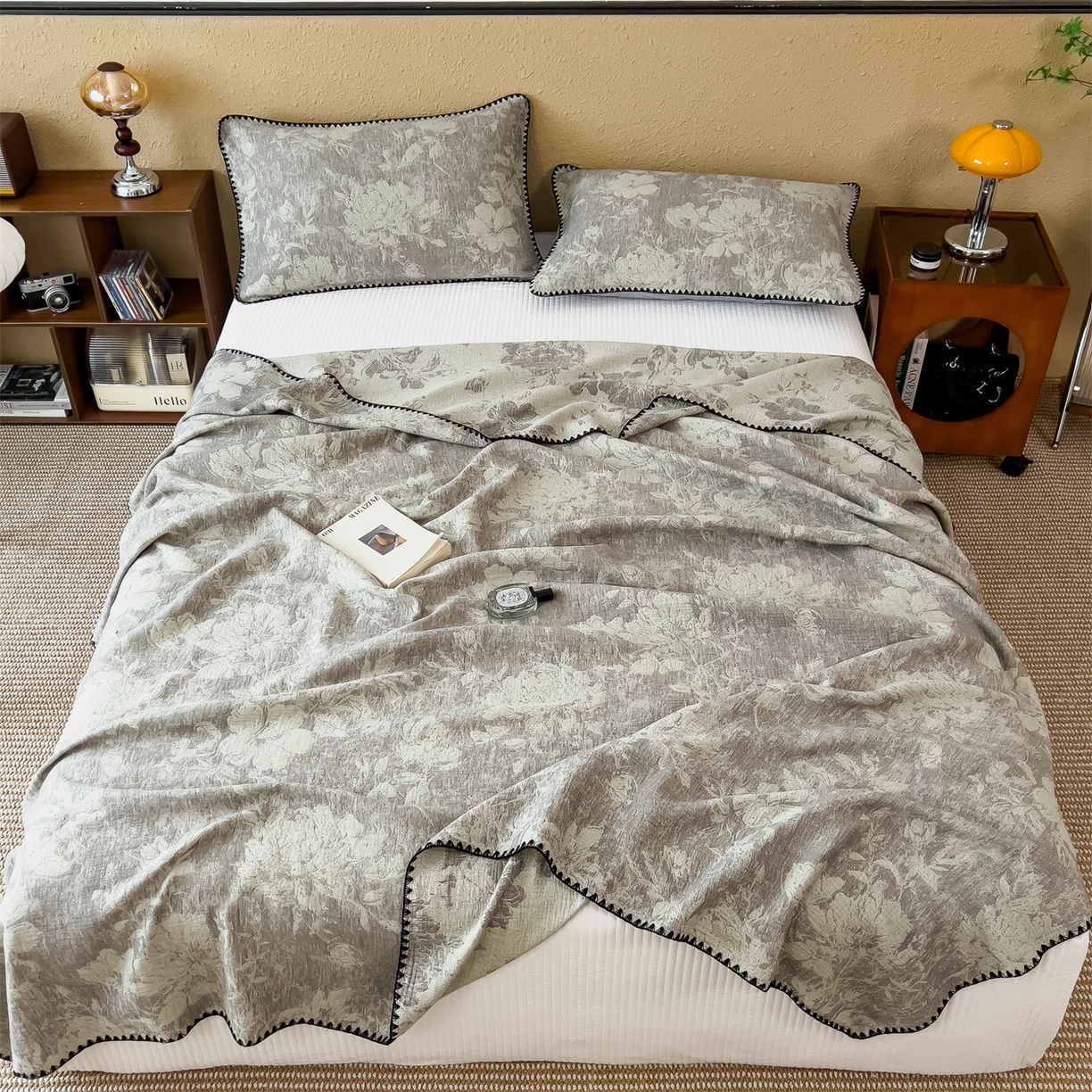 91家纺网 家纺一手货源 找家纺 云恋家纺 2026新款A类全棉四层纱三角针纱布毯全棉学生午睡被薄款床单沙发盖毯办公室披肩毯 柔花漫野