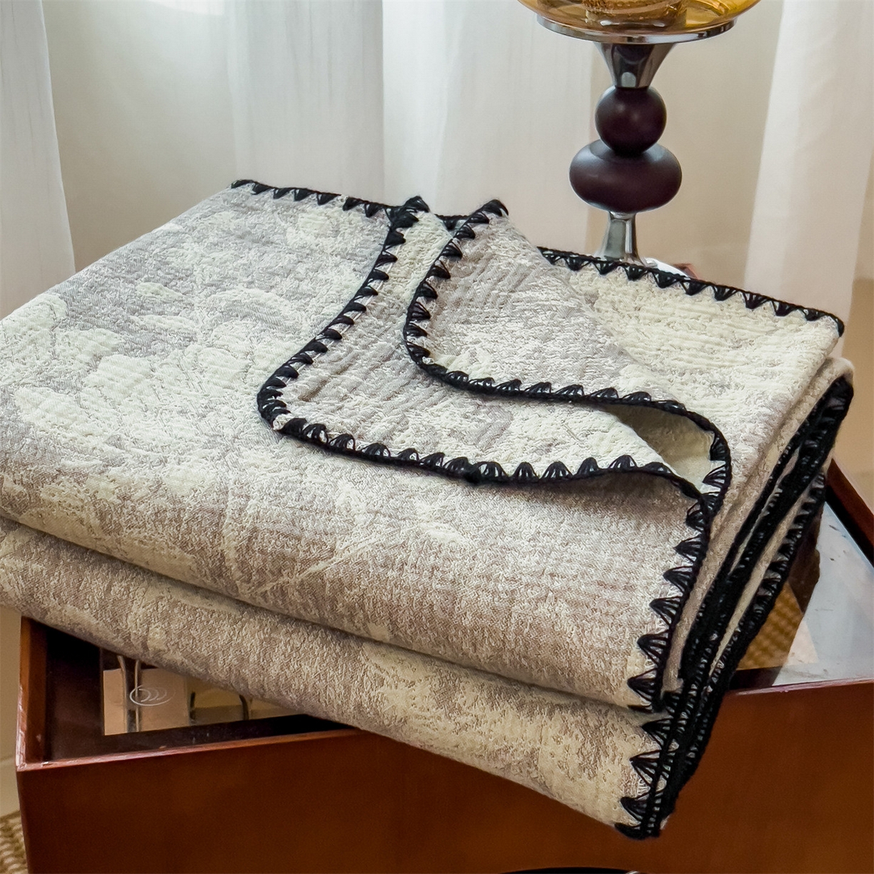 91家纺网 家纺一手货源 找家纺 云恋家纺 2026新款A类全棉四层纱三角针纱布毯全棉学生午睡被薄款床单沙发盖毯办公室披肩毯 柔花漫野