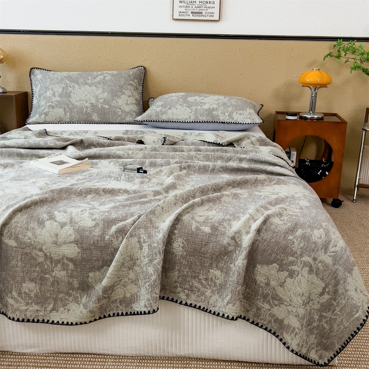 91家纺网 家纺一手货源 找家纺 云恋家纺 2026新款A类全棉四层纱三角针纱布毯全棉学生午睡被薄款床单沙发盖毯办公室披肩毯 柔花漫野