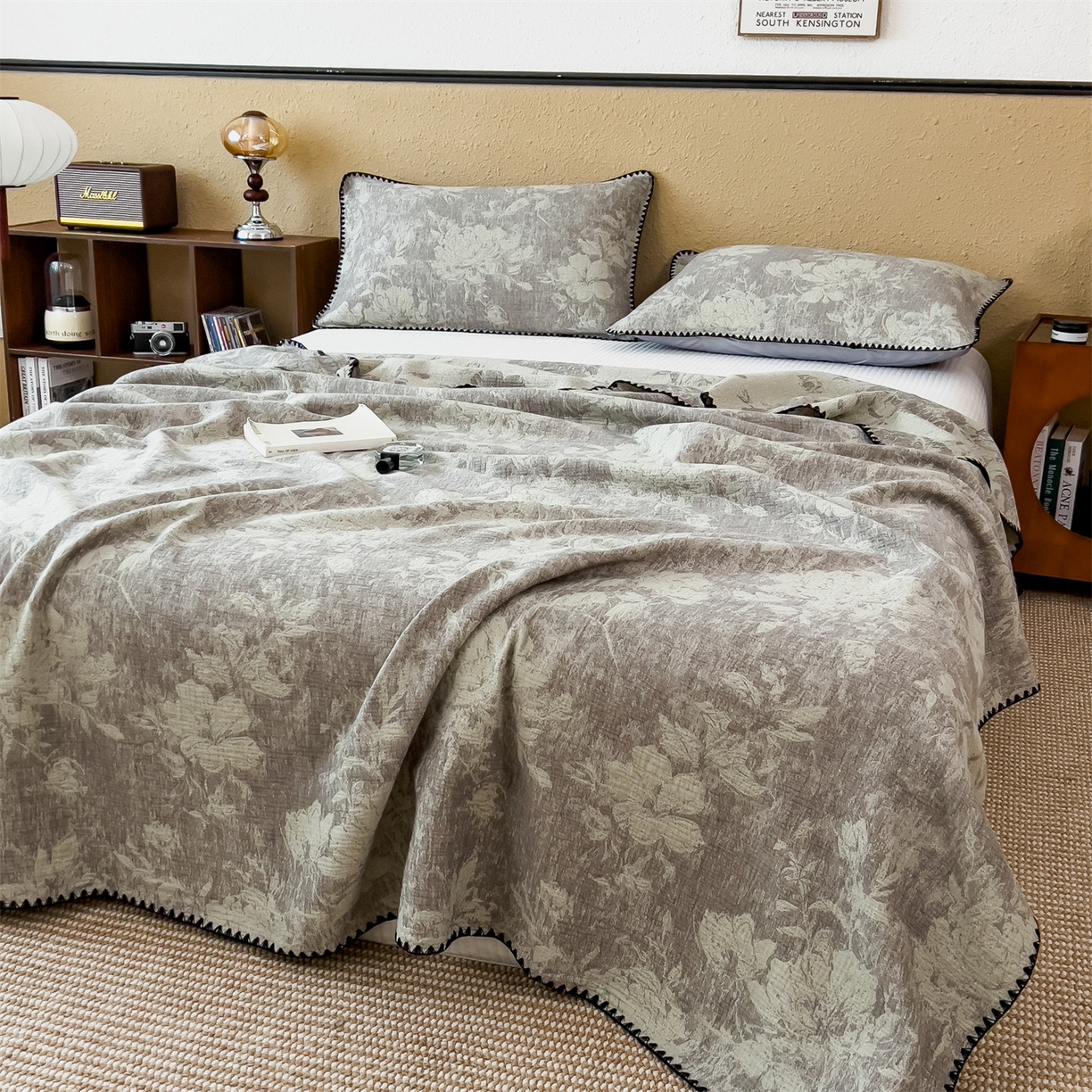 91家纺网 家纺一手货源 找家纺 云恋家纺 2026新款A类全棉四层纱三角针纱布毯全棉学生午睡被薄款床单沙发盖毯办公室披肩毯 柔花漫野