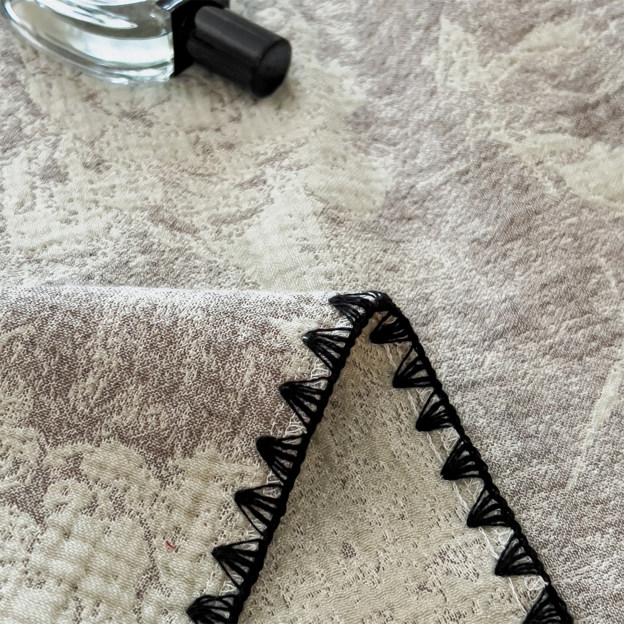 91家纺网 家纺一手货源 找家纺 云恋家纺 2026新款A类全棉四层纱三角针纱布毯全棉学生午睡被薄款床单沙发盖毯办公室披肩毯 柔花漫野