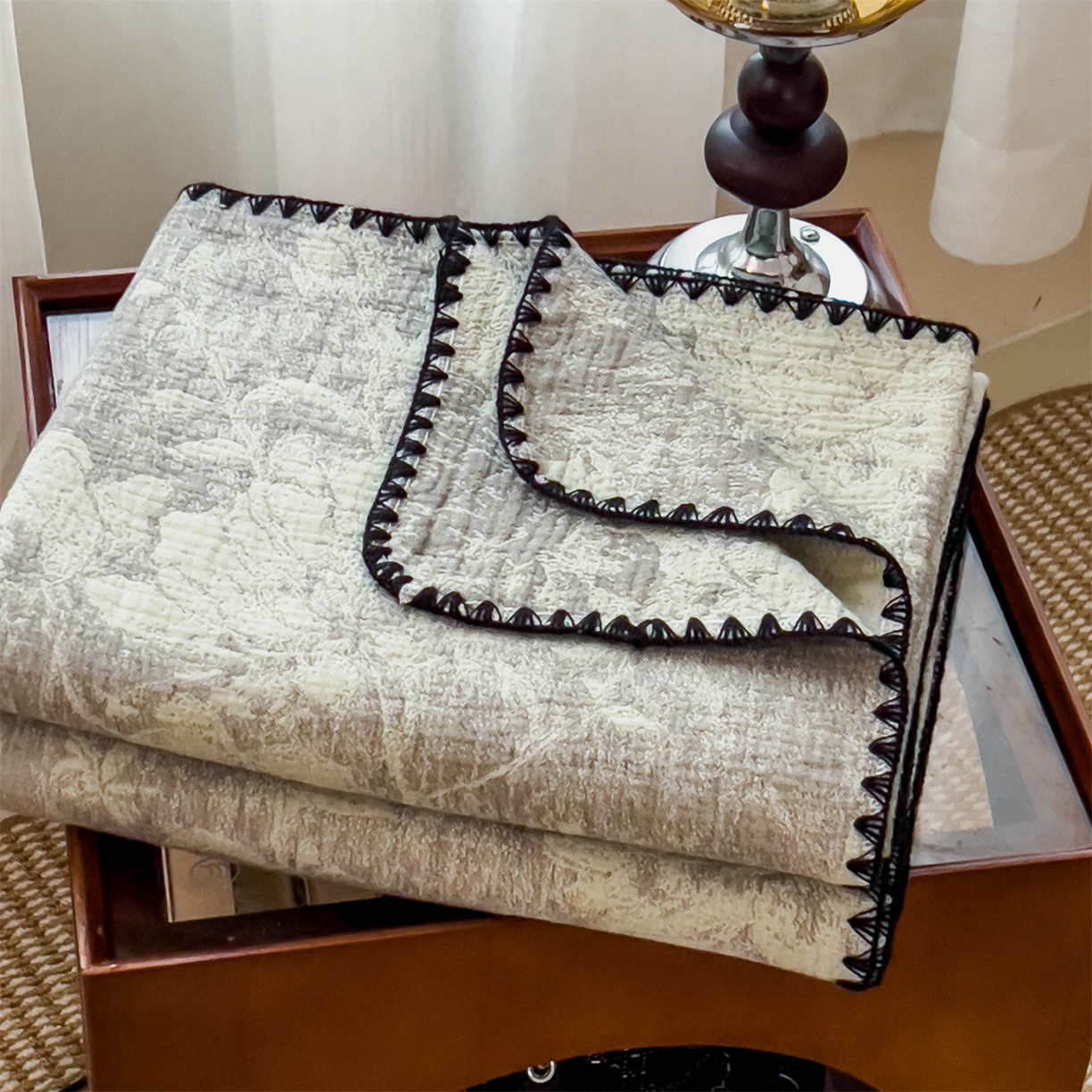 91家纺网 家纺一手货源 找家纺 云恋家纺 2026新款A类全棉四层纱三角针纱布毯全棉学生午睡被薄款床单沙发盖毯办公室披肩毯 柔花漫野