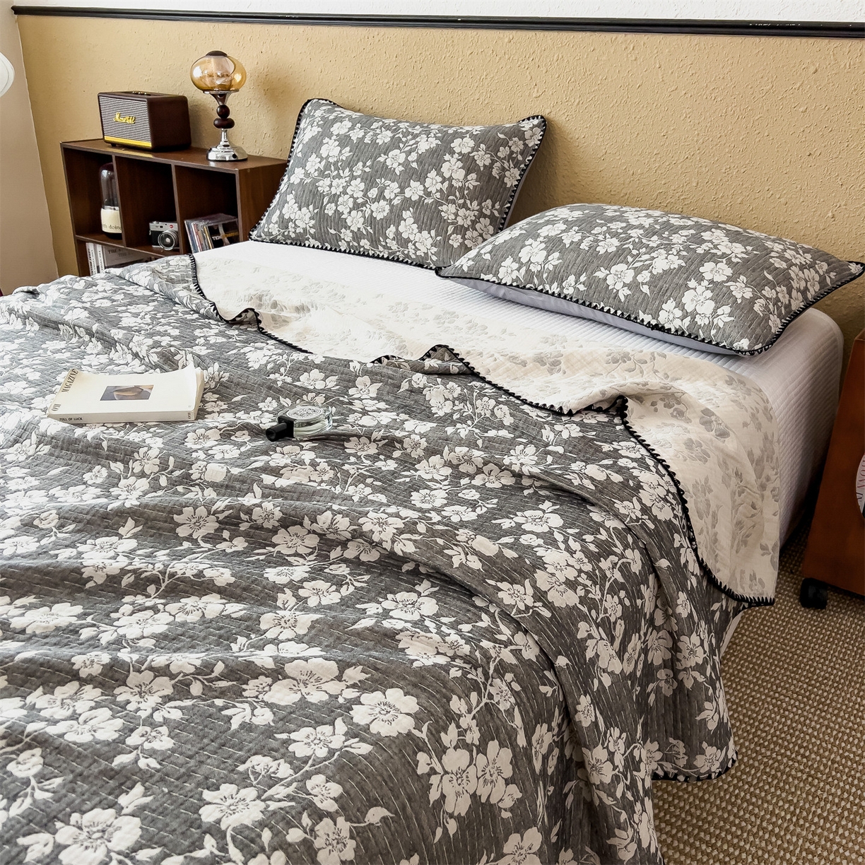 91家纺网 家纺一手货源 找家纺 云恋家纺 2026新款A类全棉四层纱三角针纱布毯全棉学生午睡被薄款床单沙发盖毯办公室披肩毯 暮秋花语