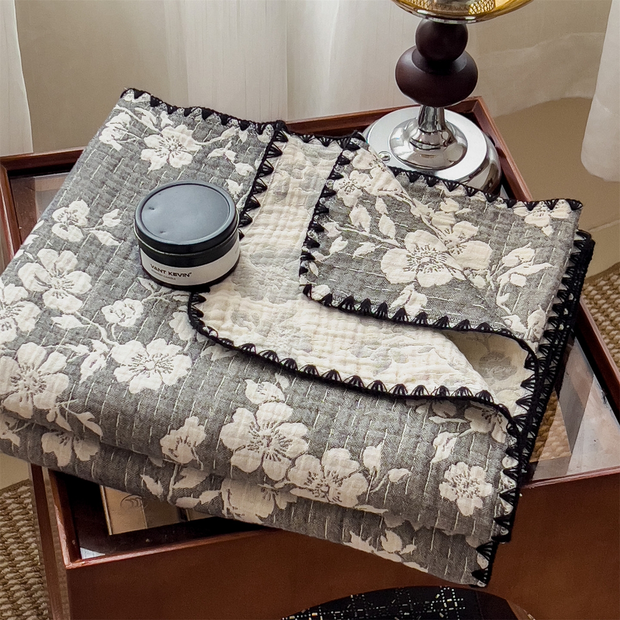 91家纺网 家纺一手货源 找家纺 云恋家纺 2026新款A类全棉四层纱三角针纱布毯全棉学生午睡被薄款床单沙发盖毯办公室披肩毯 暮秋花语