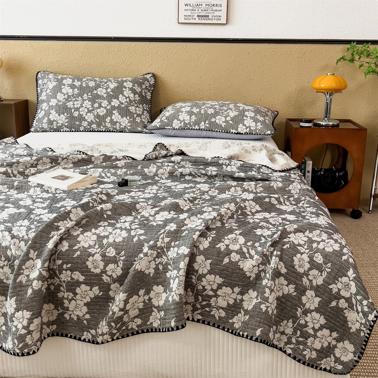 91家纺网 家纺一手货源 找家纺 云恋家纺 2026新款A类全棉四层纱三角针纱布毯全棉学生午睡被薄款床单沙发盖毯办公室披肩毯 暮秋花语