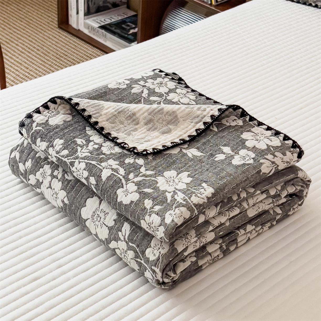 91家纺网 家纺一手货源 找家纺 云恋家纺 2026新款A类全棉四层纱三角针纱布毯全棉学生午睡被薄款床单沙发盖毯办公室披肩毯 暮秋花语