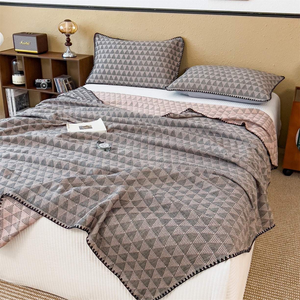 91家纺网 家纺一手货源 找家纺 云恋家纺 2026新款A类全棉四层纱三角针纱布毯全棉学生午睡被薄款床单沙发盖毯办公室披肩毯 菱格叙事