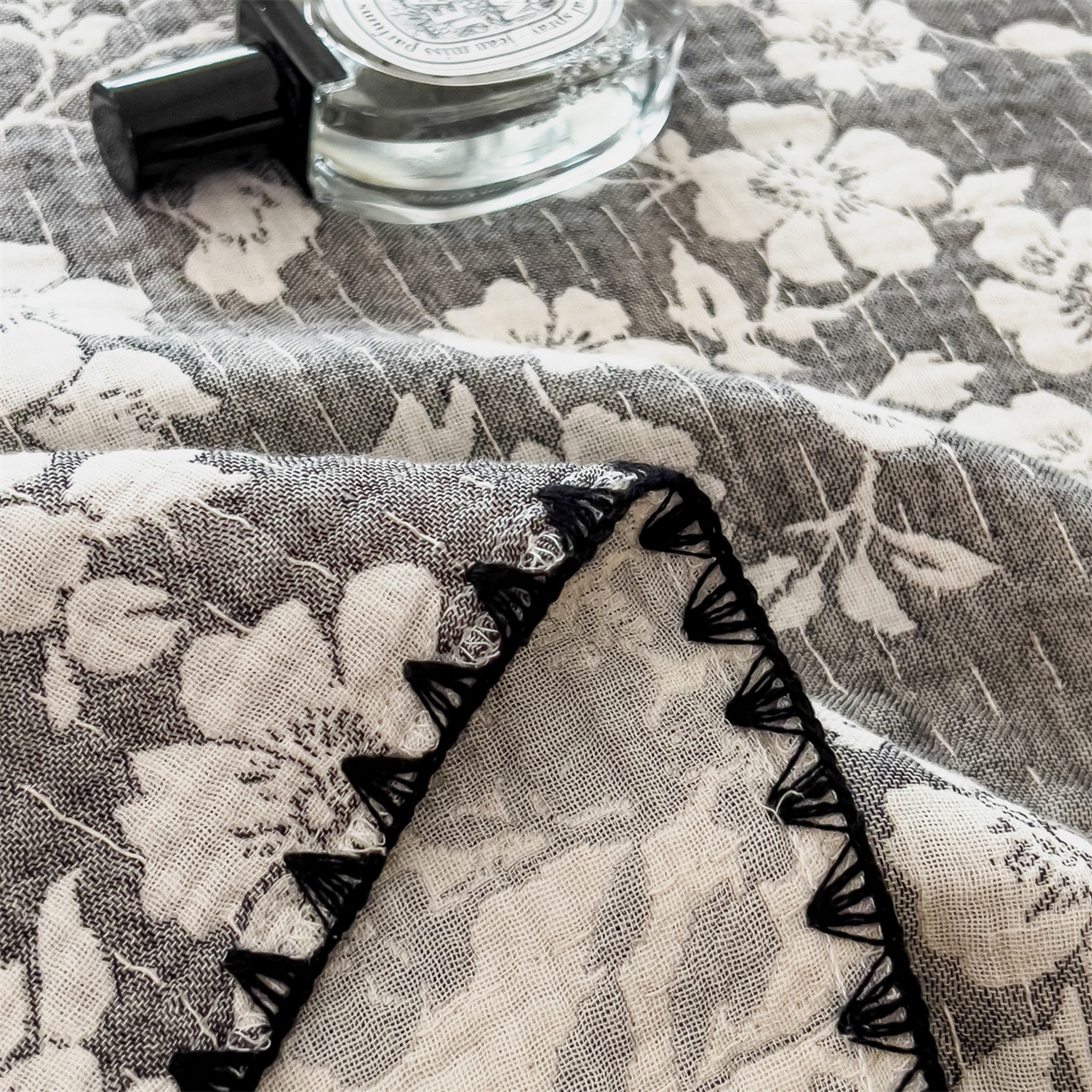 91家纺网 家纺一手货源 找家纺 云恋家纺 2026新款A类全棉四层纱三角针纱布毯全棉学生午睡被薄款床单沙发盖毯办公室披肩毯 暮秋花语