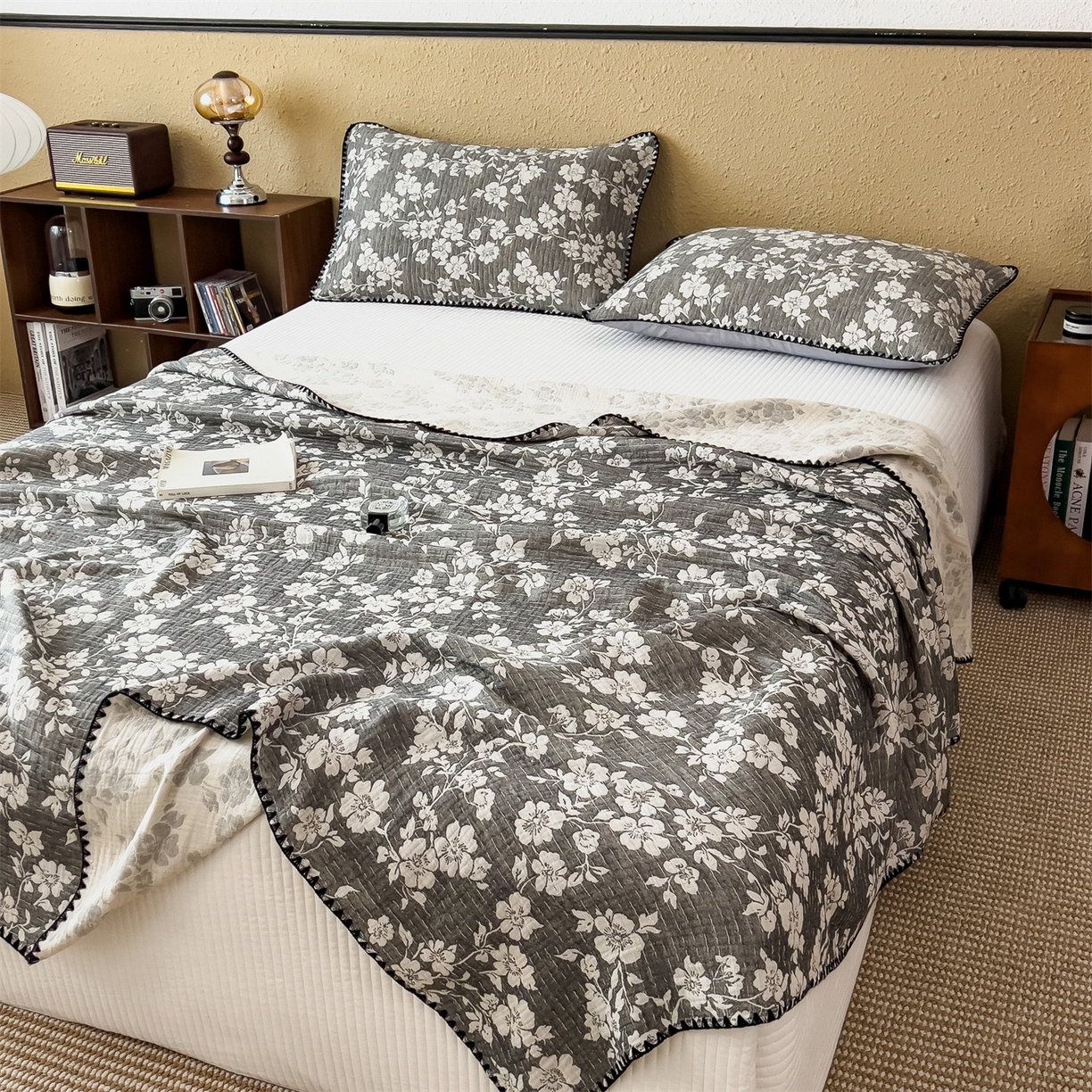 91家纺网 家纺一手货源 找家纺 云恋家纺 2026新款A类全棉四层纱三角针纱布毯全棉学生午睡被薄款床单沙发盖毯办公室披肩毯 暮秋花语