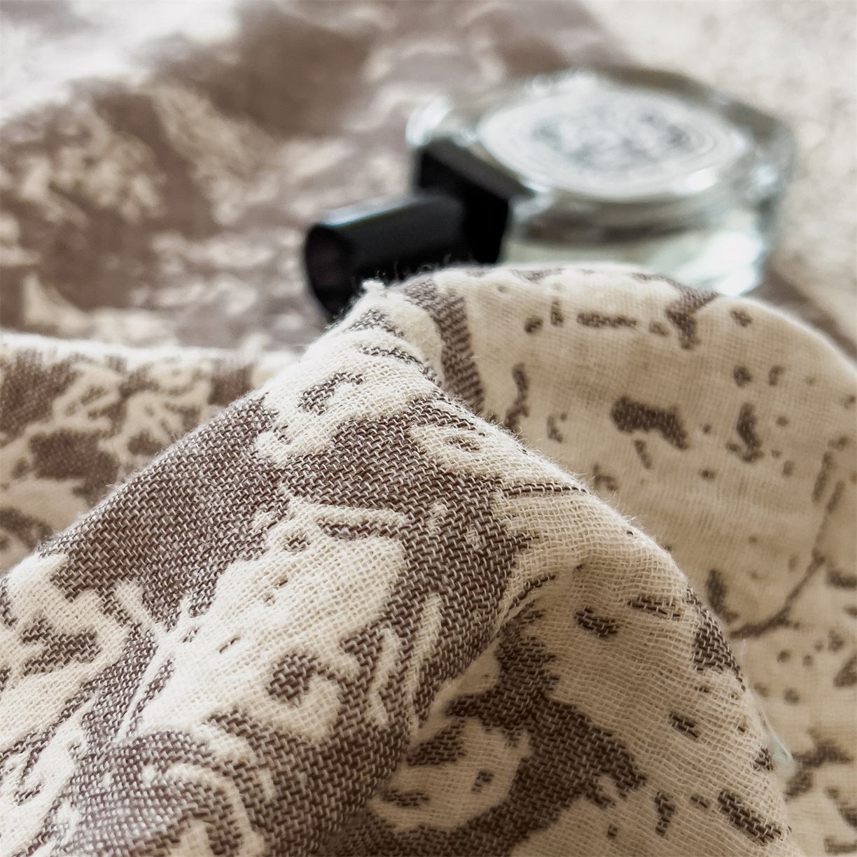 91家纺网 家纺一手货源 找家纺 云恋家纺 2026新款A类全棉四层纱三角针纱布毯全棉学生午睡被薄款床单沙发盖毯办公室披肩毯 云格雾咖