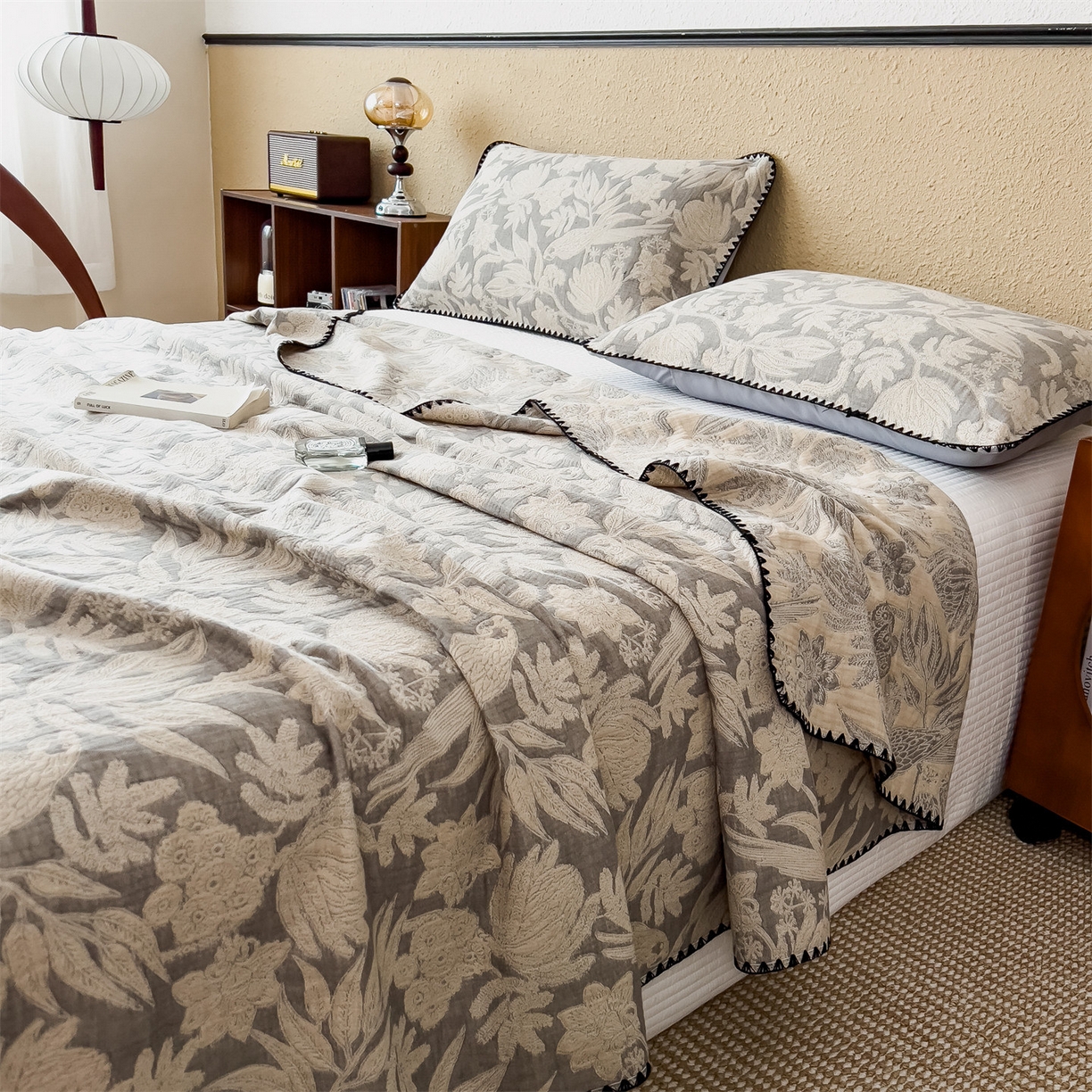 91家纺网 家纺一手货源 找家纺 云恋家纺 2026新款A类全棉四层纱三角针纱布毯全棉学生午睡被薄款床单沙发盖毯办公室披肩毯 花蔓流年-灰